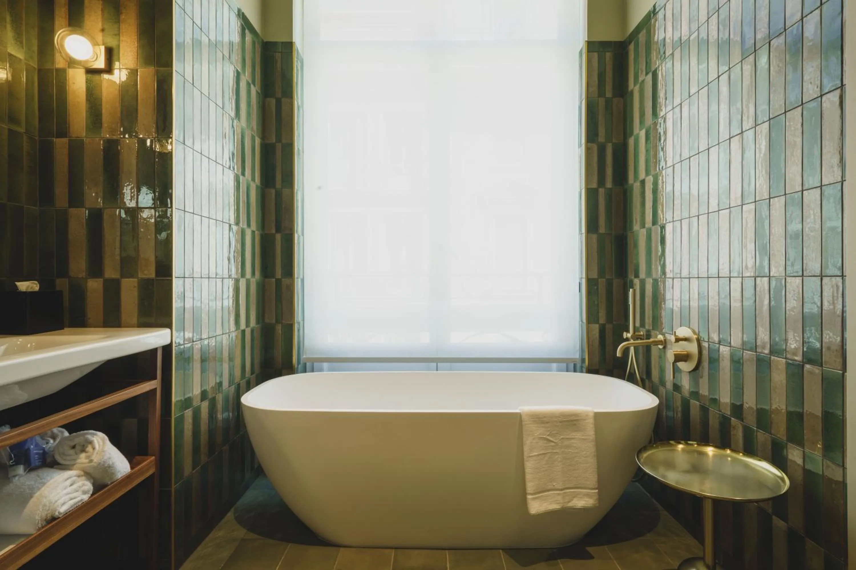 Bath in Hotel Gounod Fully Renovated