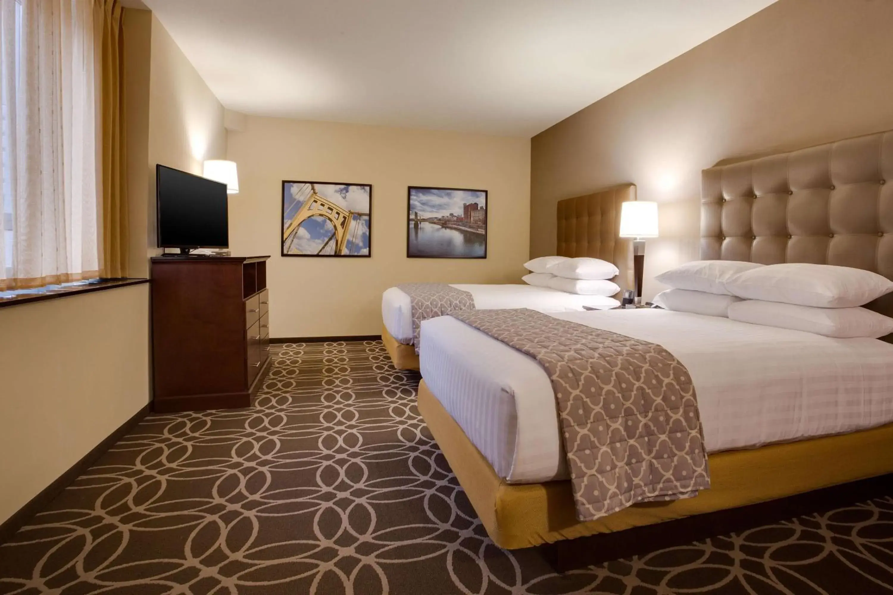 Queen Suite with Sofa Bed - Hearing Accessible, Tub in Drury Plaza Hotel Pittsburgh Downtown Queen Suite with Sofa Bed - Hearing Accessible, Tub in Drury Plaza Hotel Pittsburgh Downtown