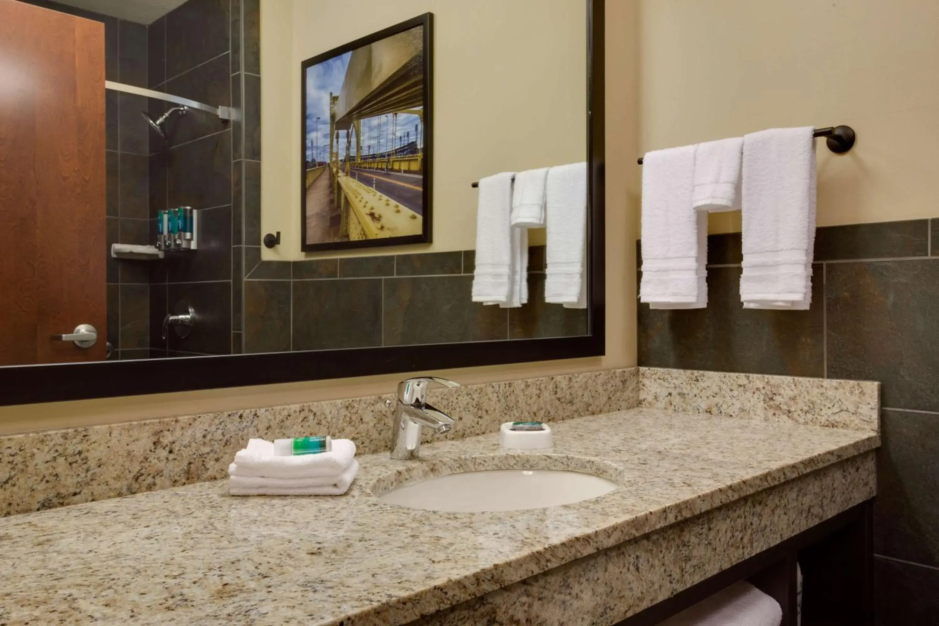 Deluxe King Room - High Floor in Drury Plaza Hotel Pittsburgh Downtown Deluxe King Room - High Floor in Drury Plaza Hotel Pittsburgh Downtown