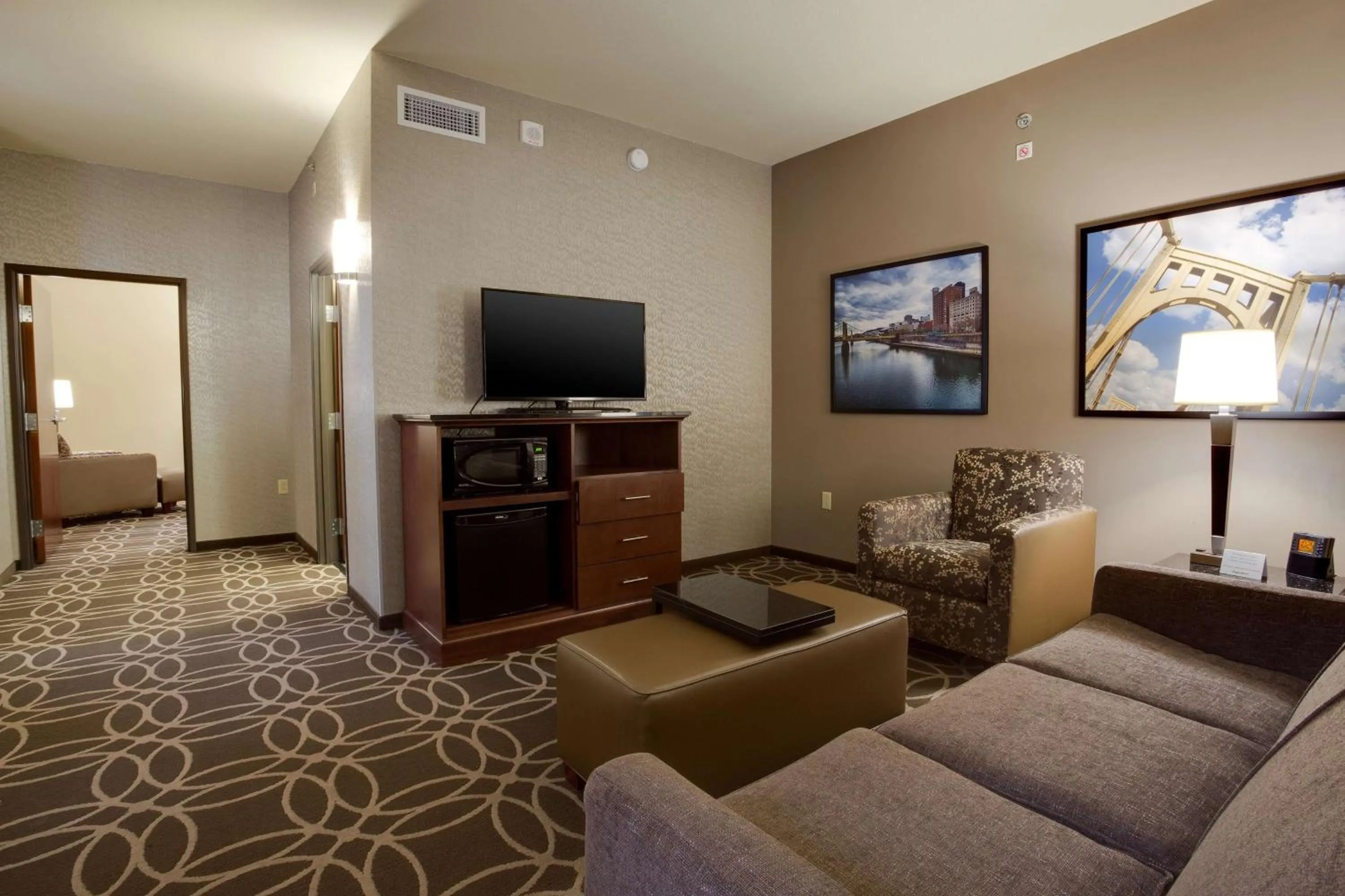 Photo of the whole room in Drury Plaza Hotel Pittsburgh Downtown