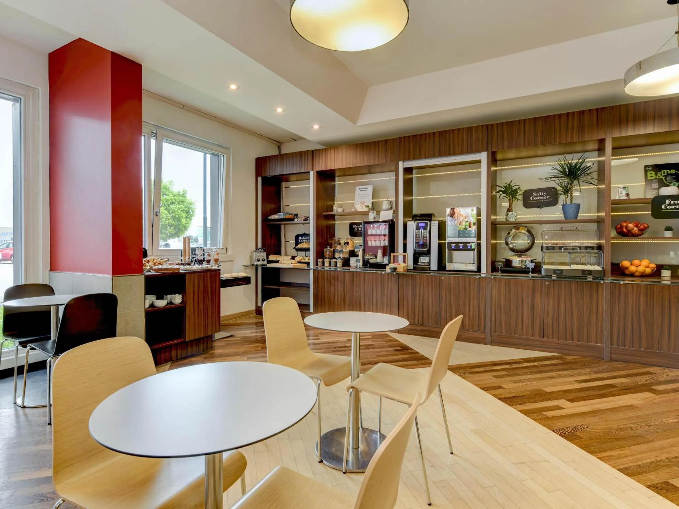 Lounge or bar in B&B Hotel Trento