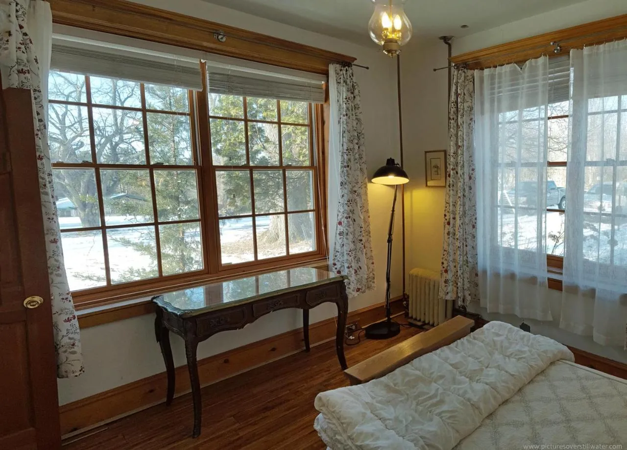 Deluxe Queen Room - Fireplace in The Outing Lodge