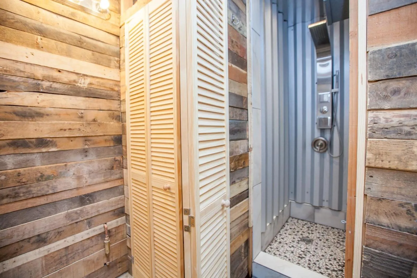 Shower in PodShare DTLA