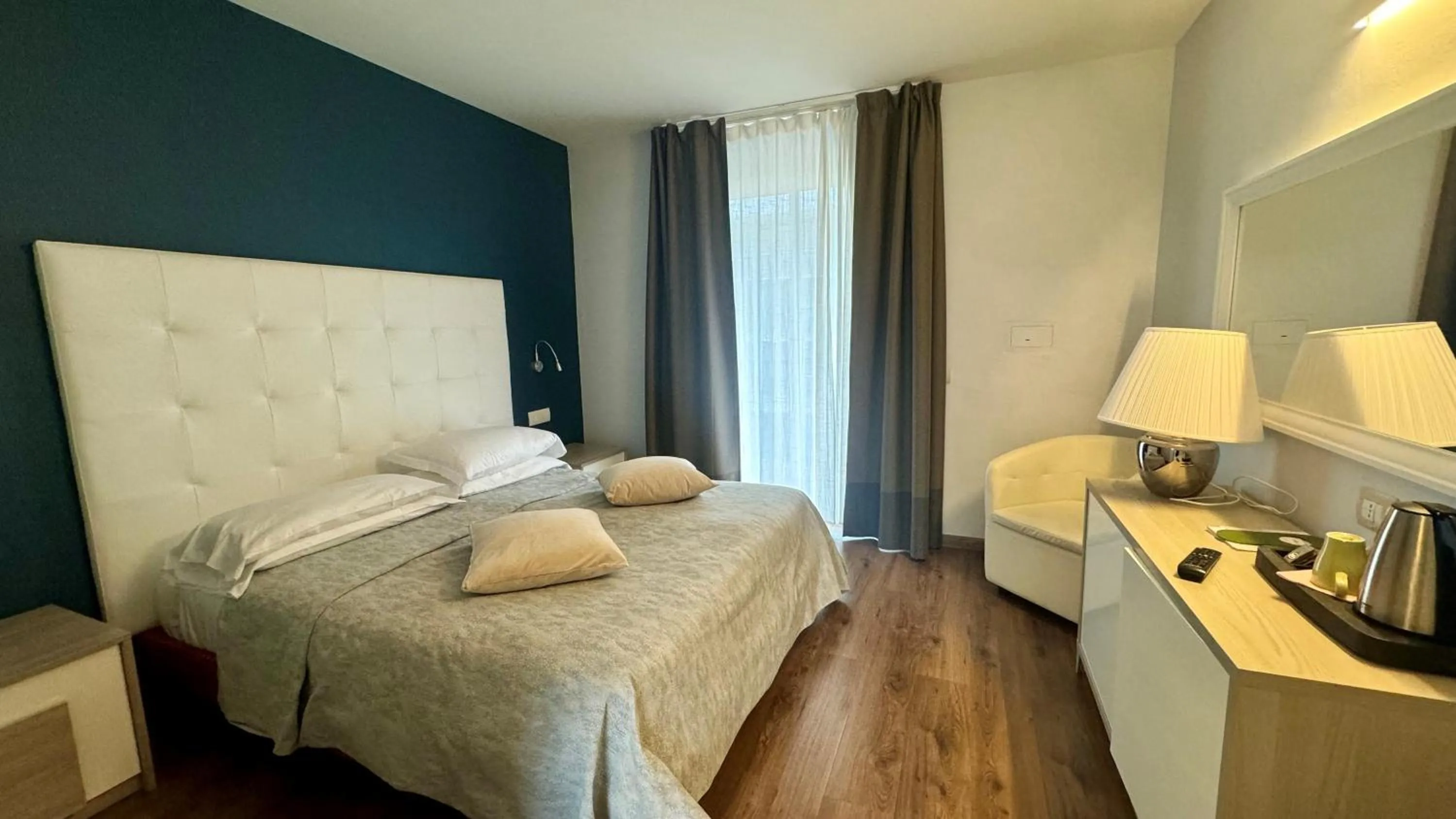 Bedroom, Bed in Hotel Royal