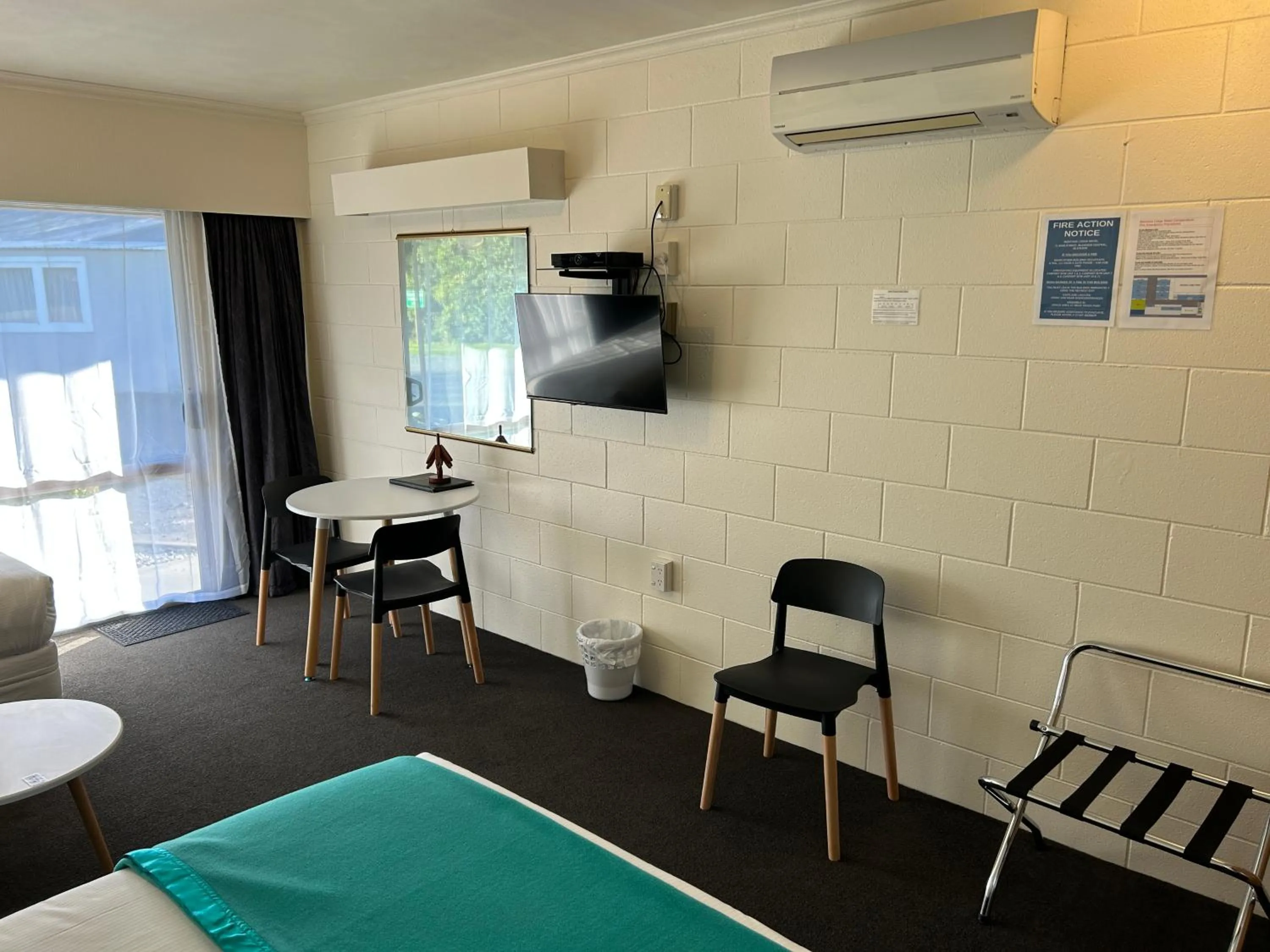 TV and multimedia in Montana Lodge Motel