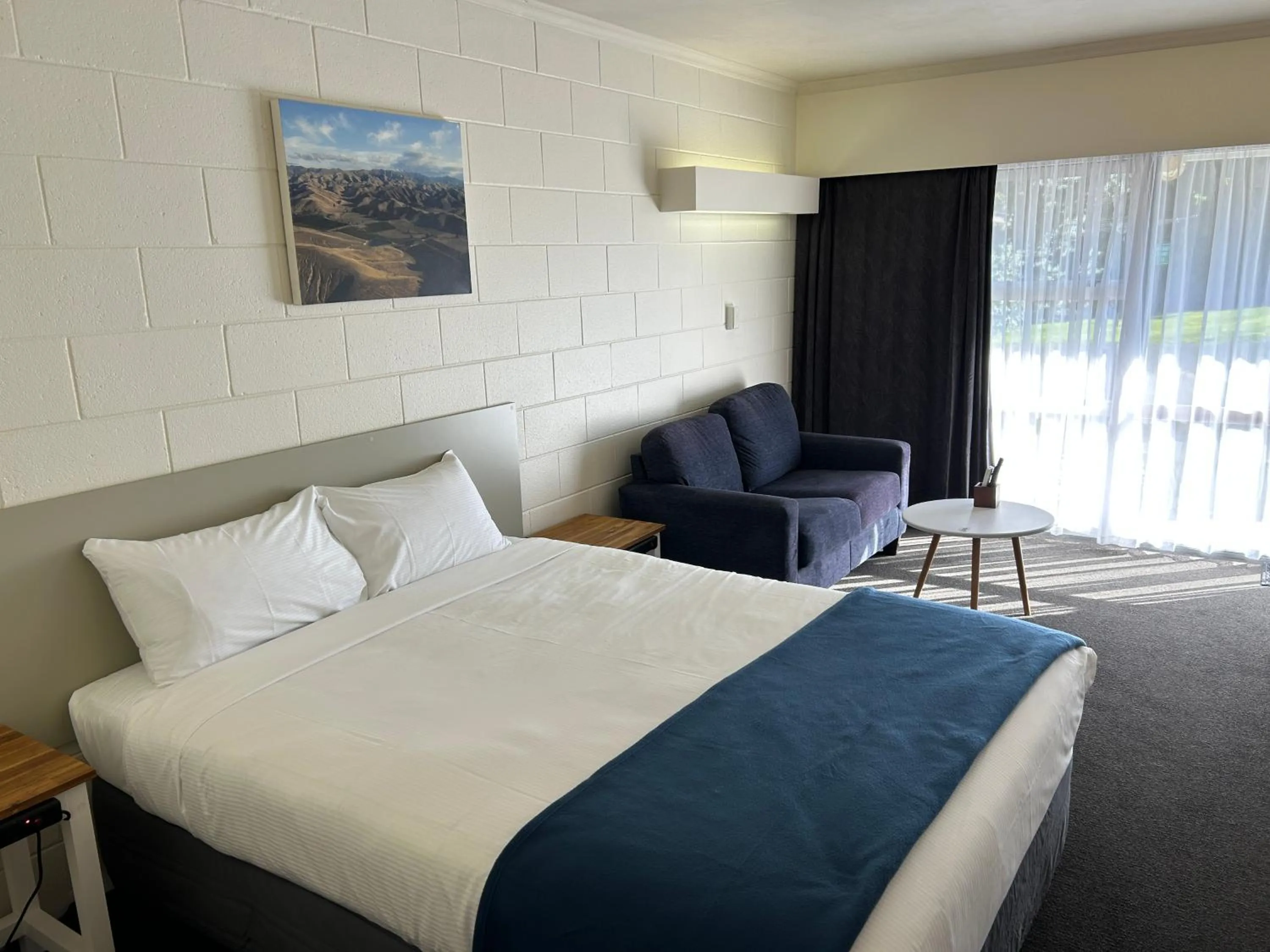 Bed in Montana Lodge Motel