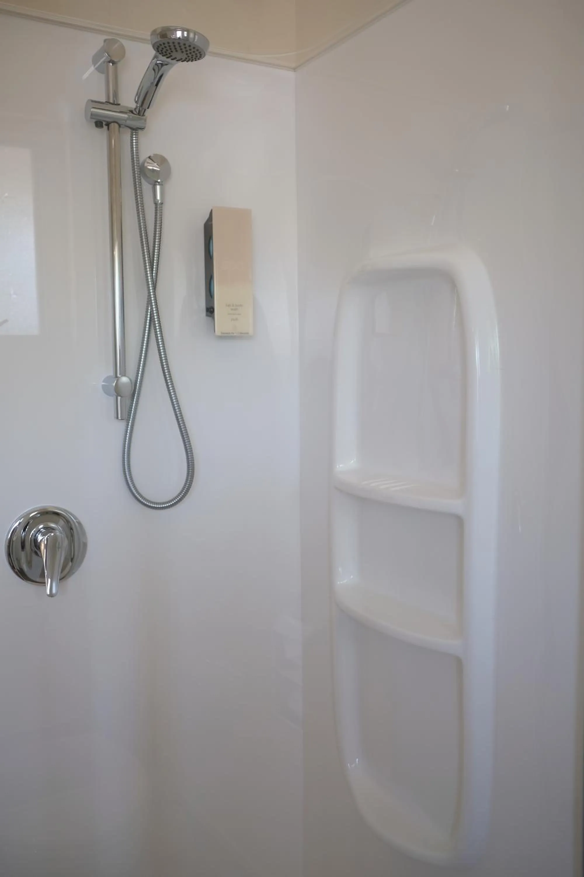 Bathroom in Montana Lodge Motel
