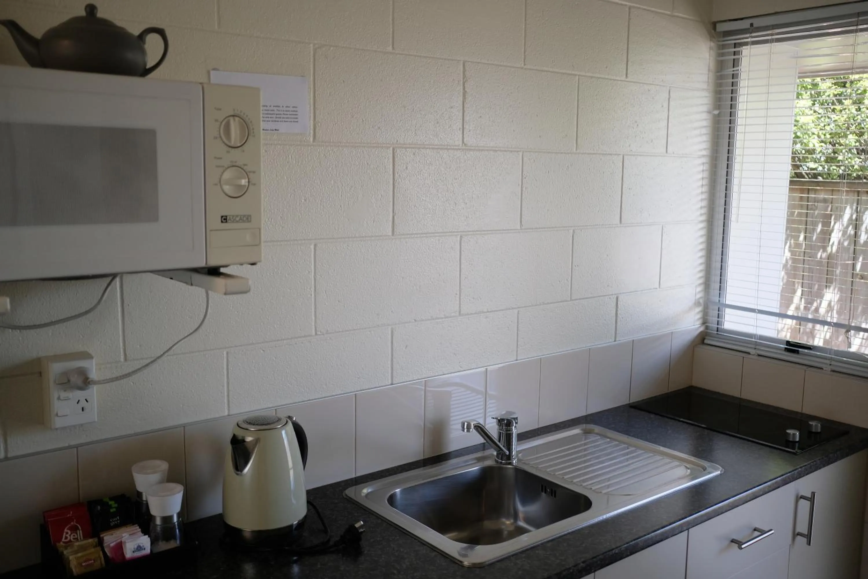 Coffee/tea facilities in Montana Lodge Motel