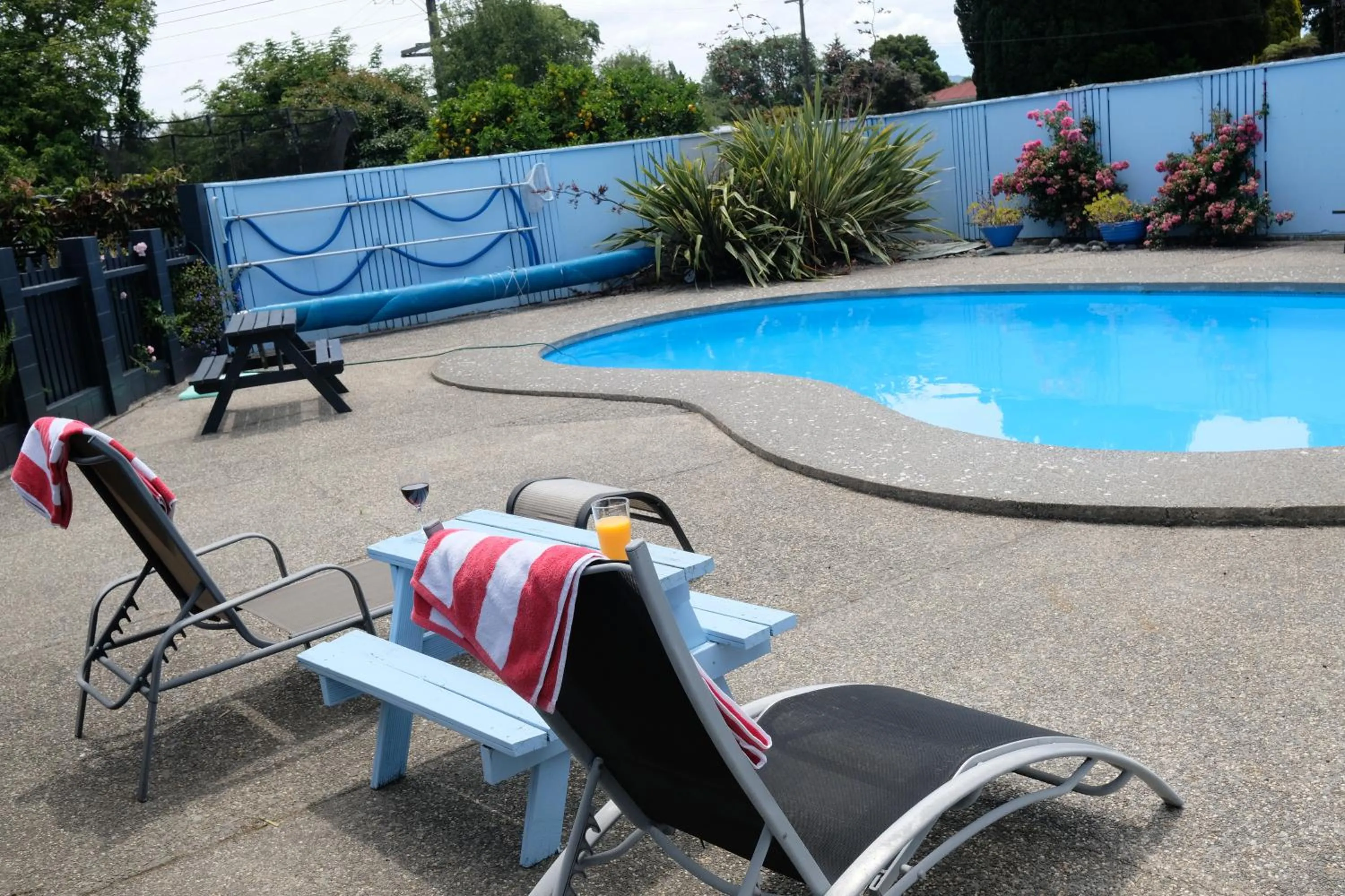 Swimming pool in Montana Lodge Motel