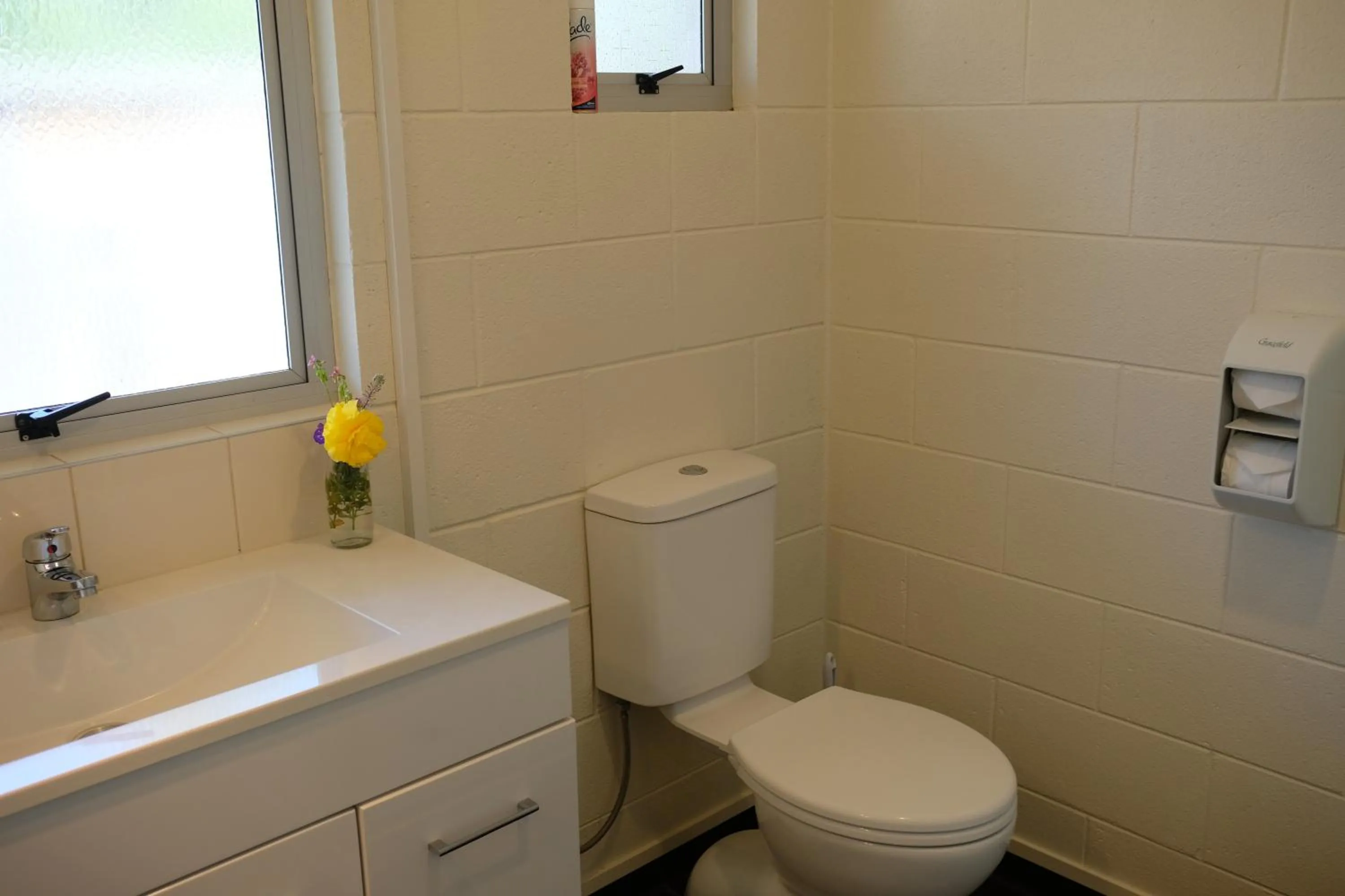 Bathroom in Montana Lodge Motel