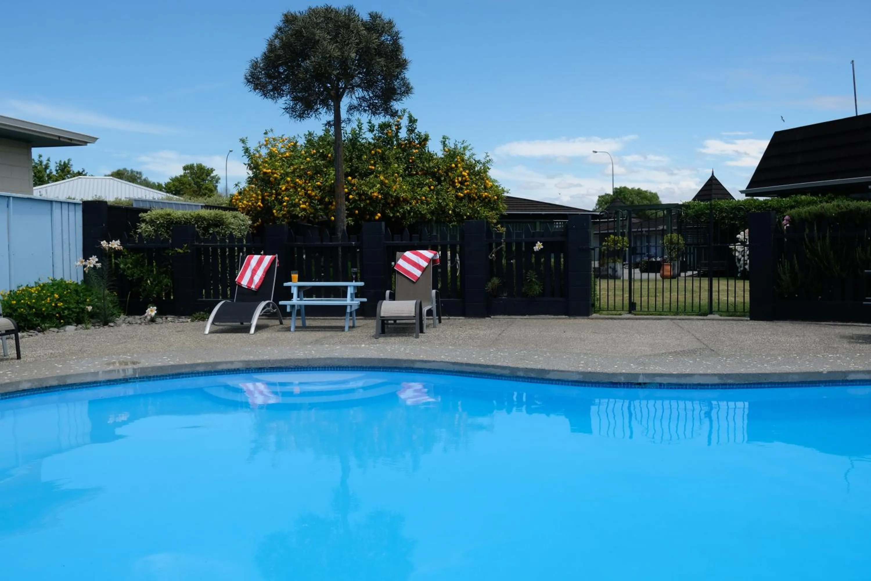 Swimming pool in Montana Lodge Motel