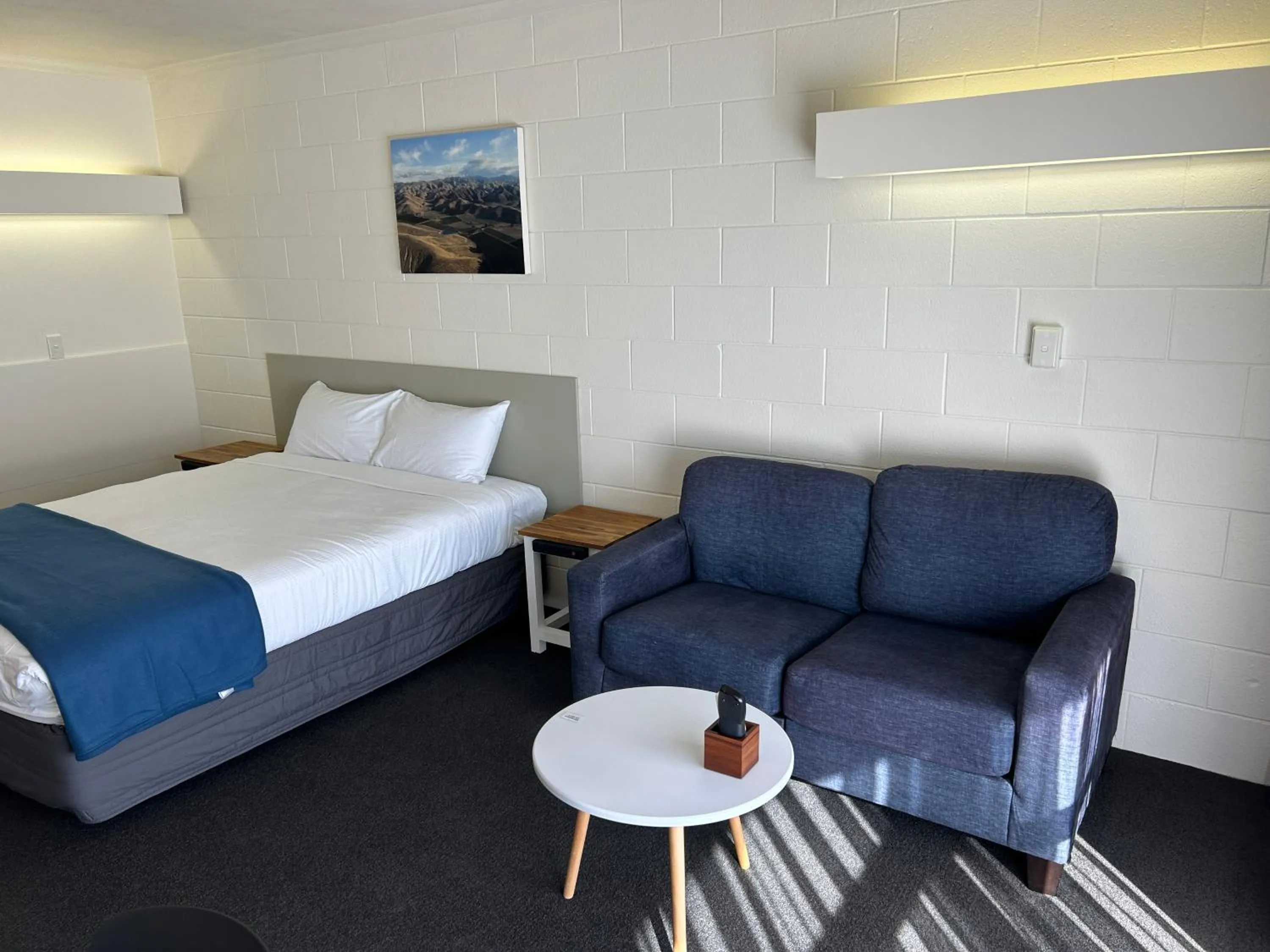 Bed in Montana Lodge Motel