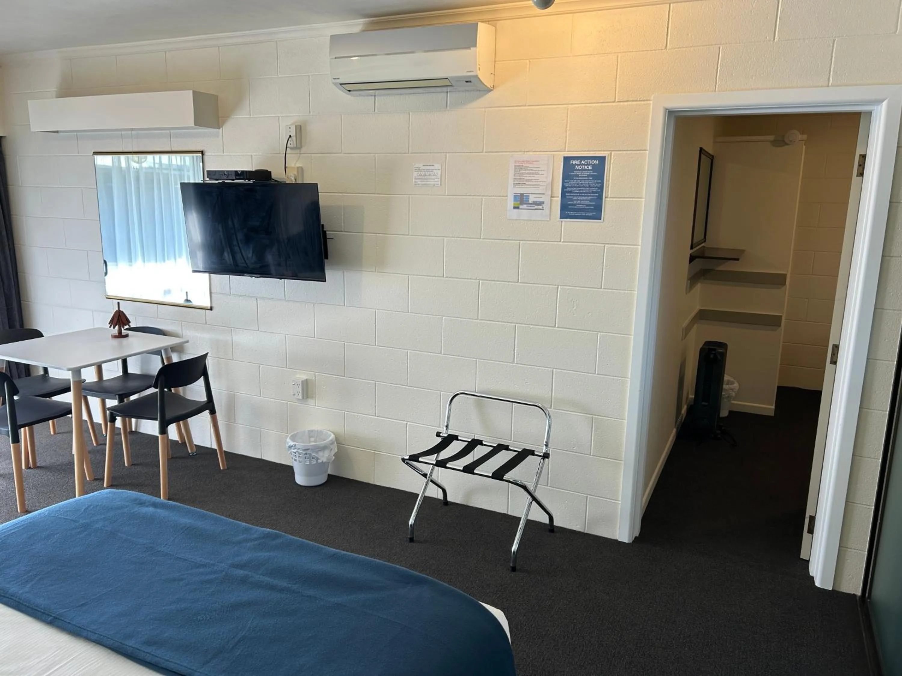 TV and multimedia, Bed in Montana Lodge Motel