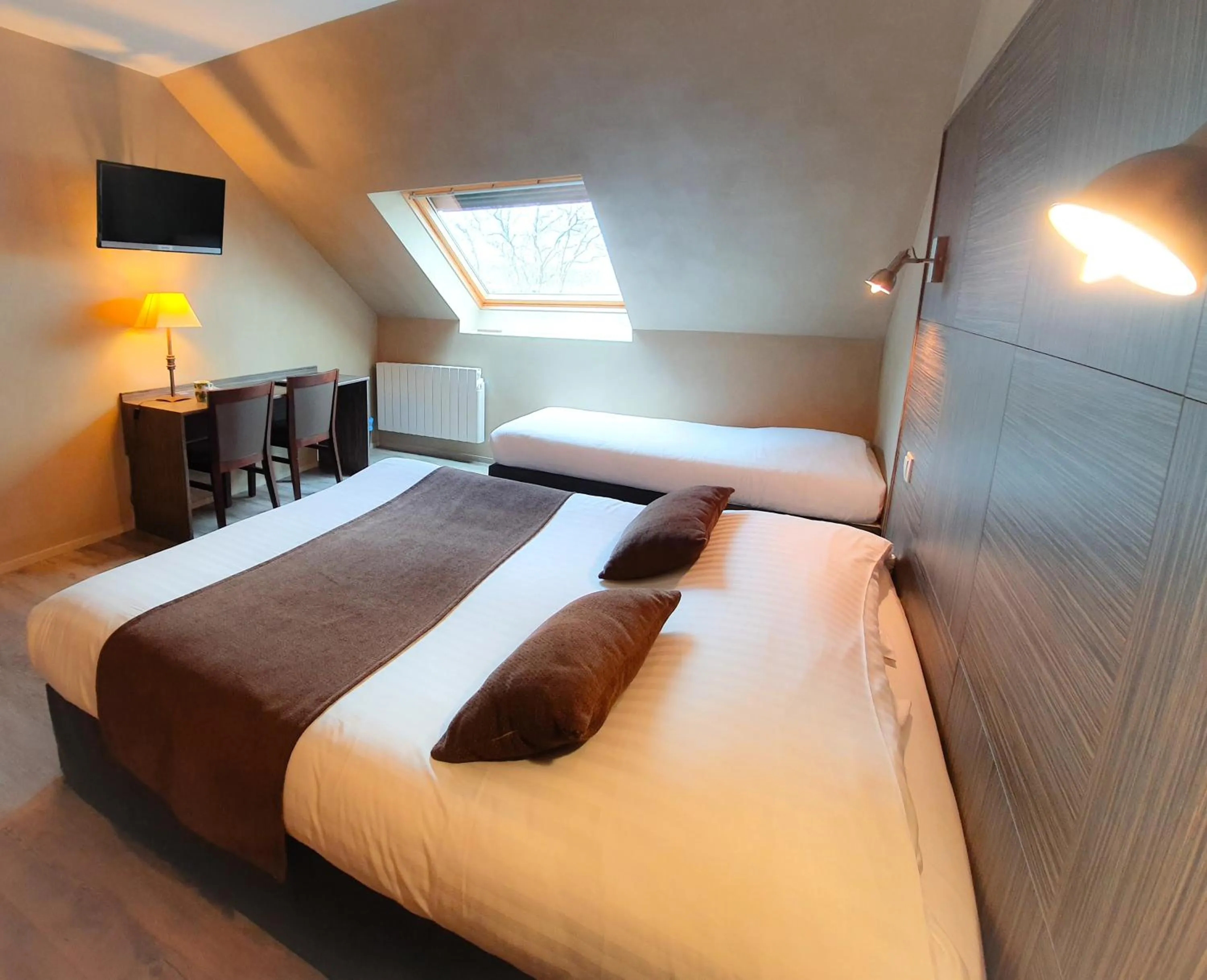 Photo of the whole room, Bed in Hotel Alicia Auray Le Bono