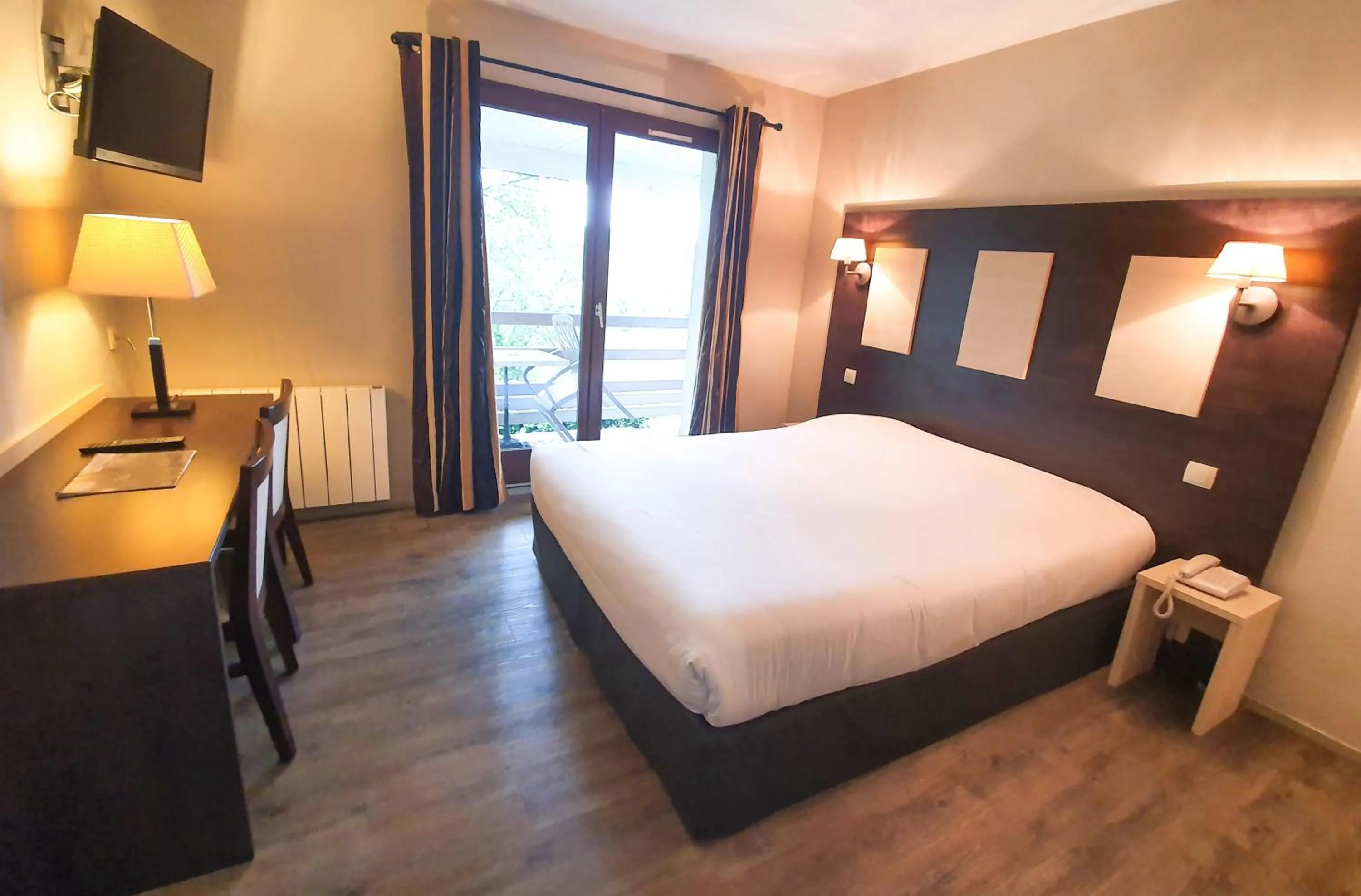 Bed in Hotel Alicia Auray Le Bono