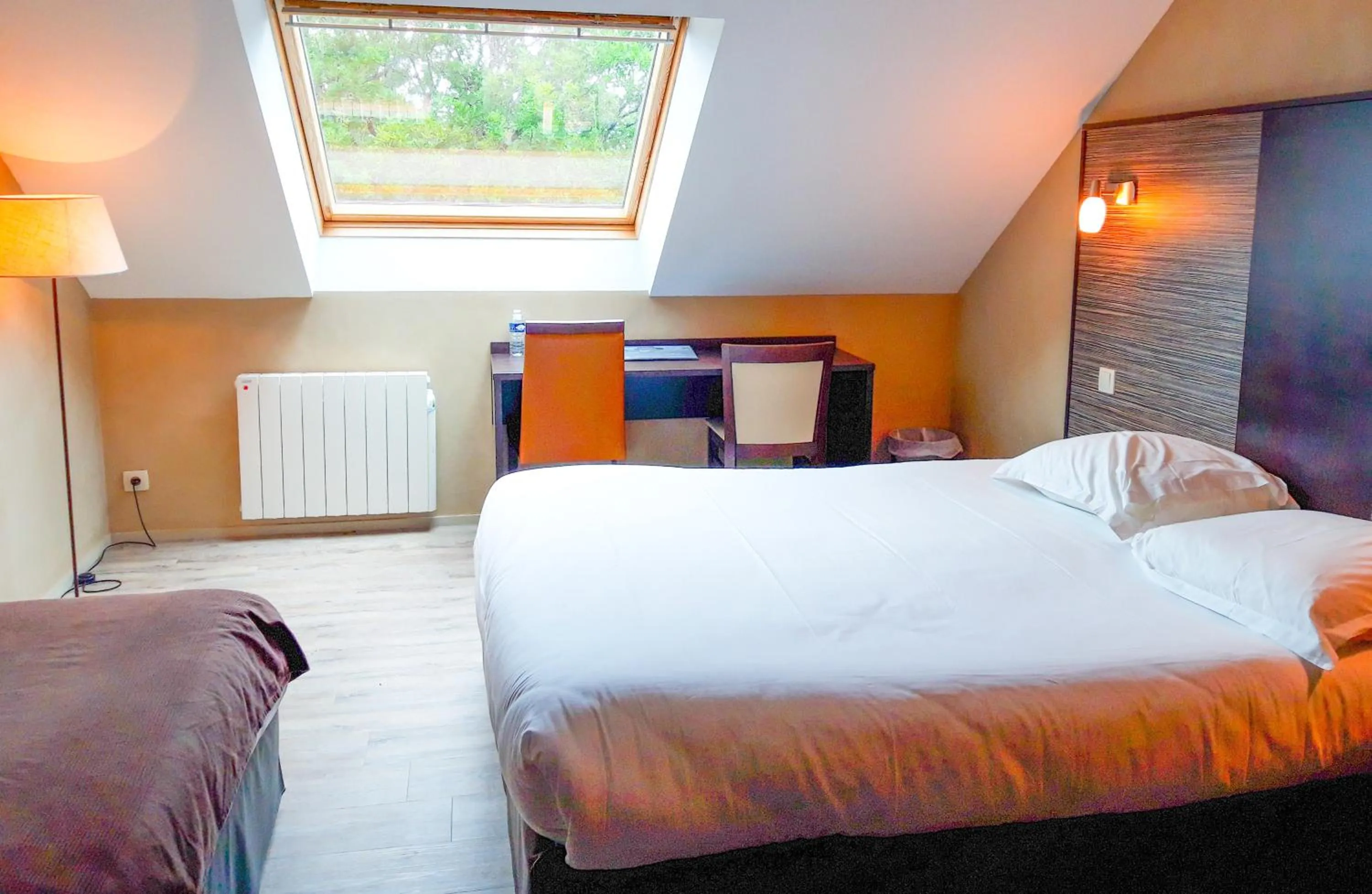 Bed in Hotel Alicia Auray Le Bono