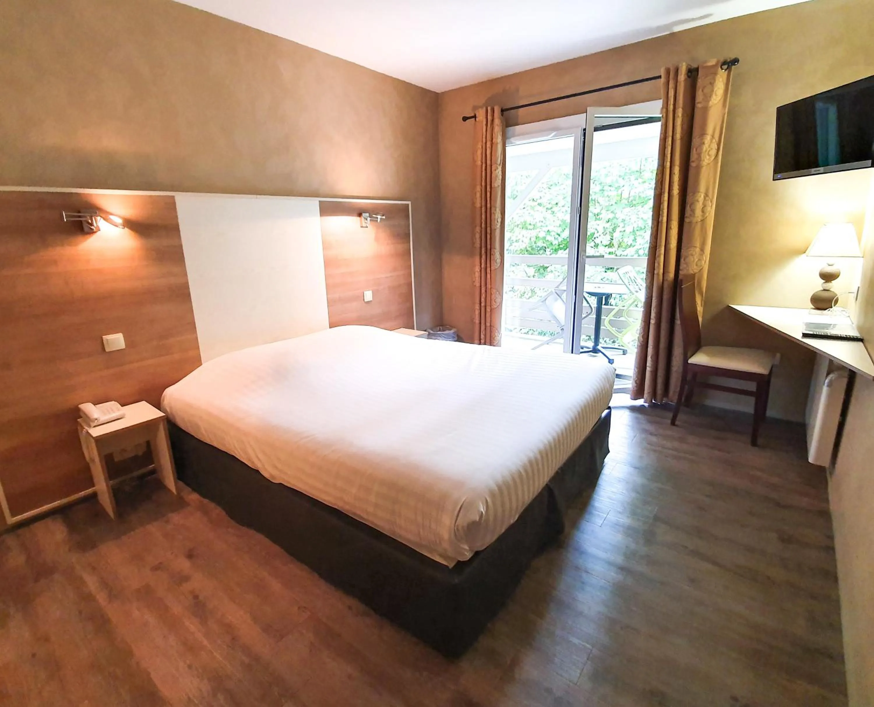 Bed in Hotel Alicia Auray Le Bono