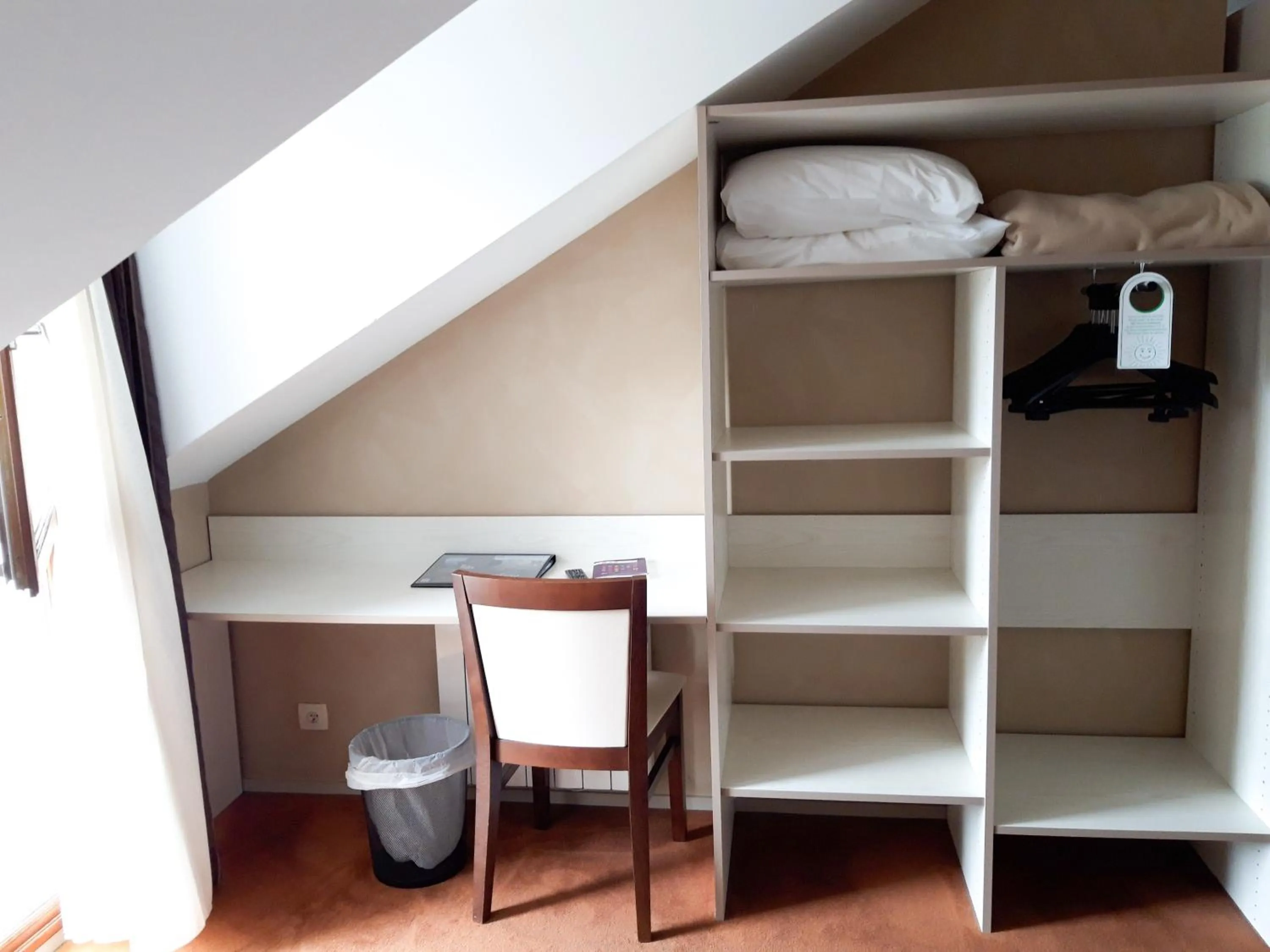 wardrobe, Bed in Hotel Alicia Auray Le Bono