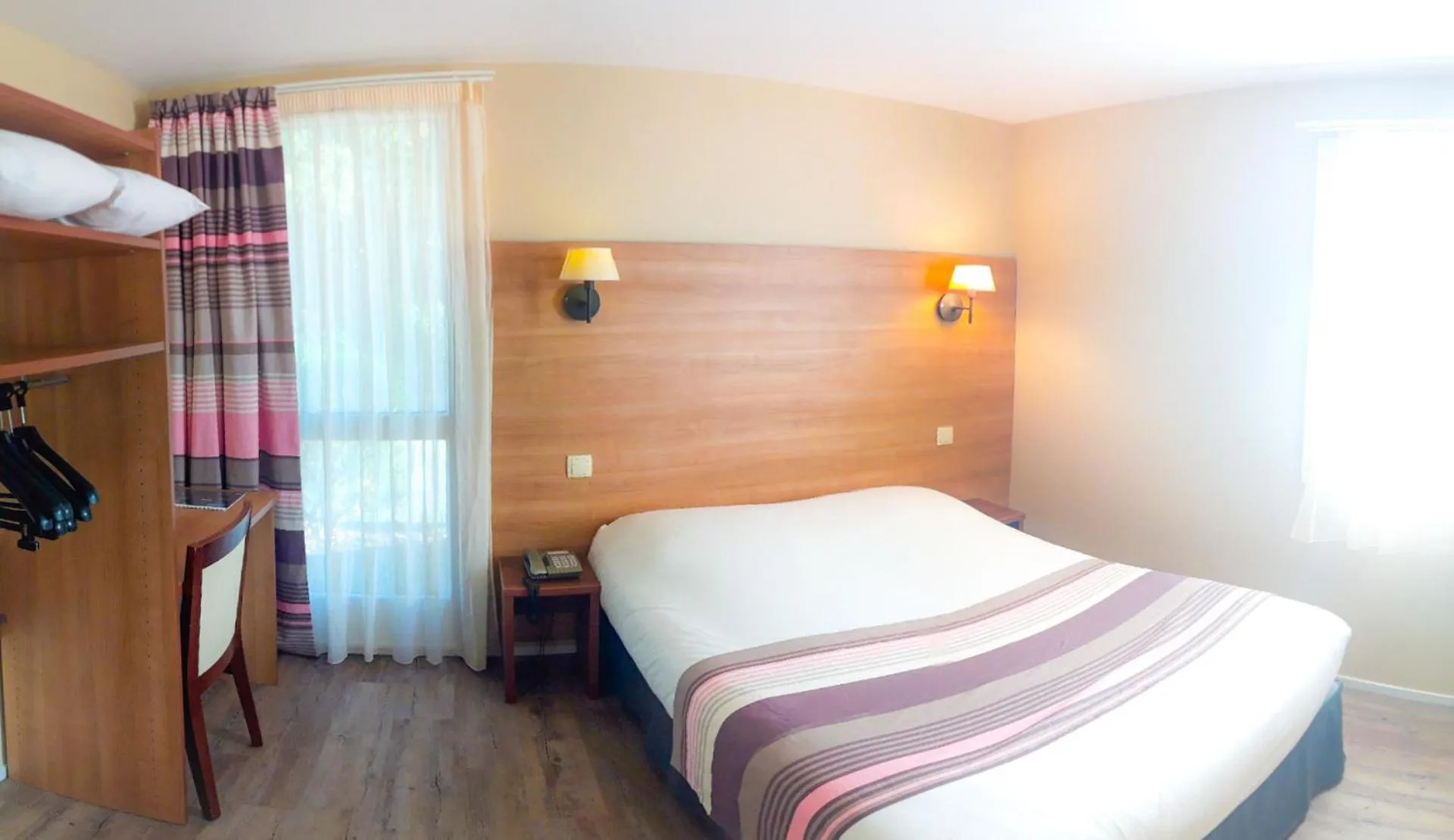 Bed in Hotel Alicia Auray Le Bono