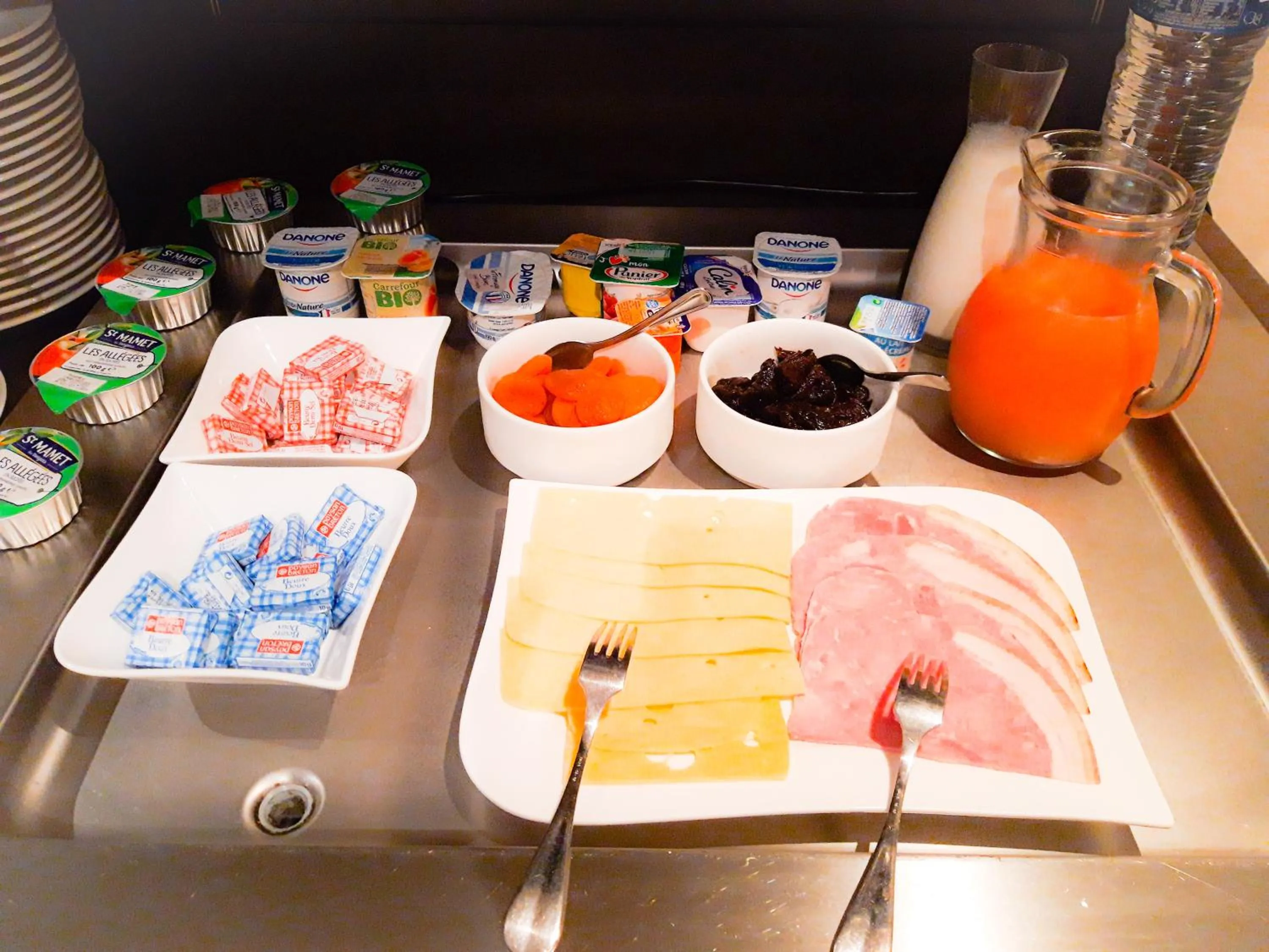 Buffet breakfast in Hotel Alicia Auray Le Bono