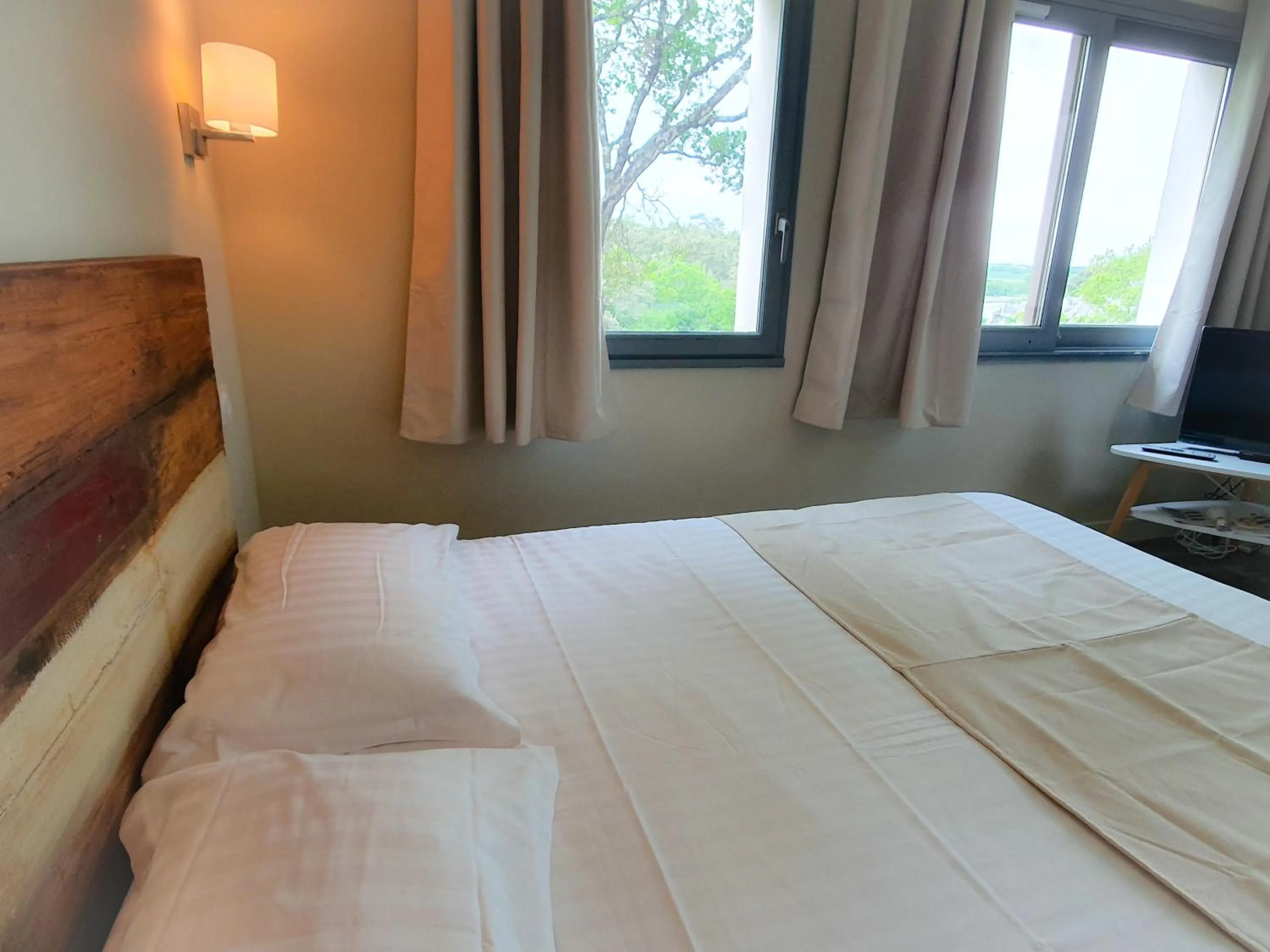 Bed in Hotel Alicia Auray Le Bono