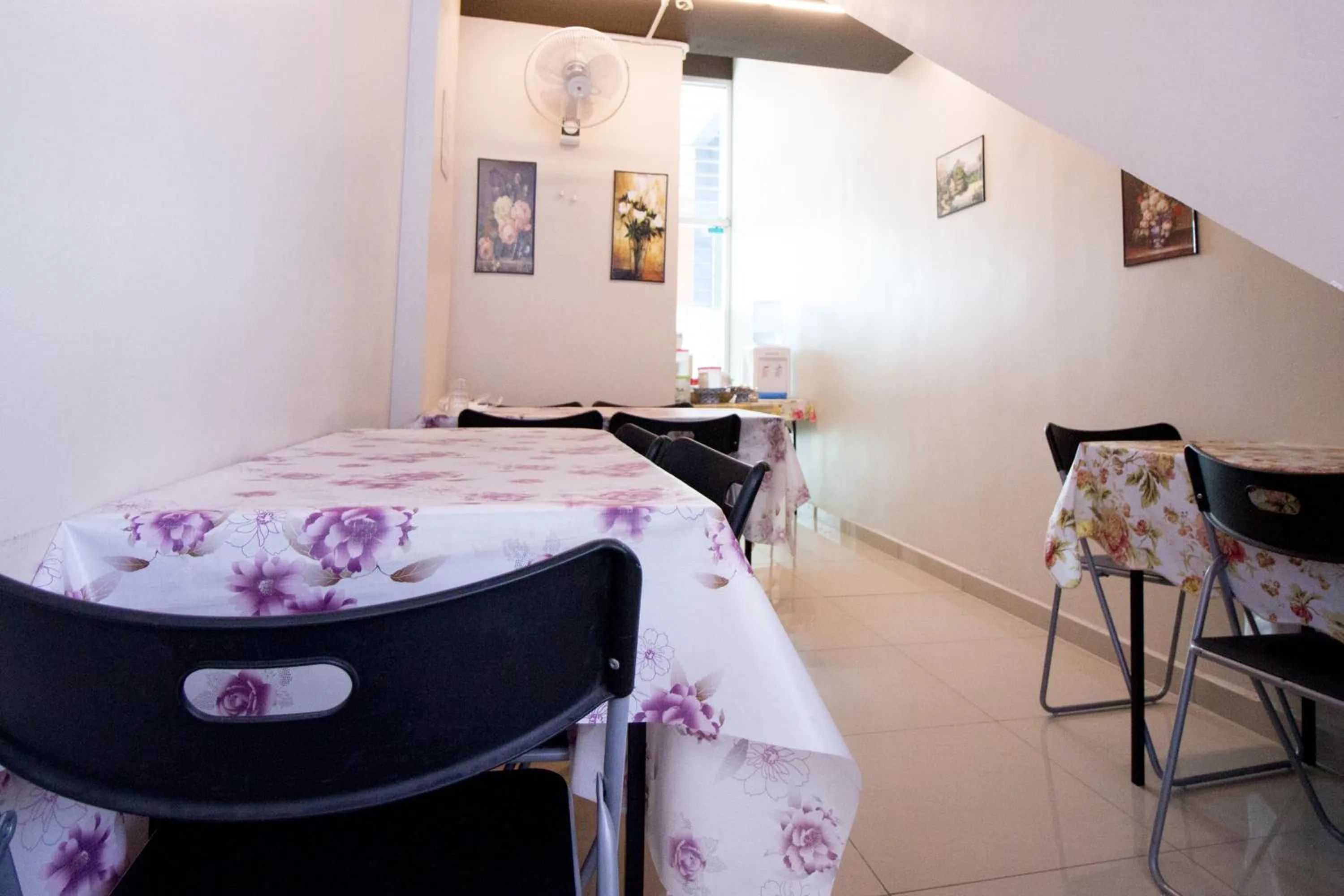 Dining area, Bed in Saujana City Hotel