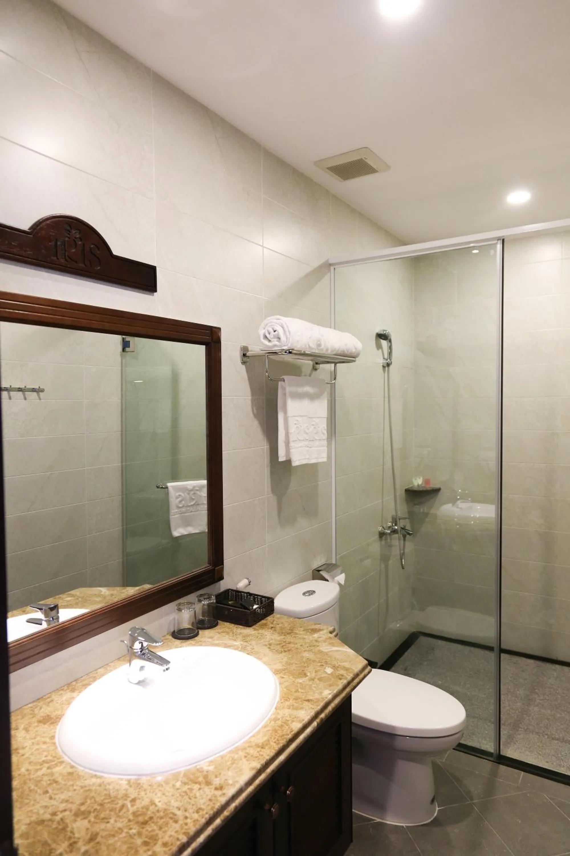 Shower in Iris Dalat Hotel