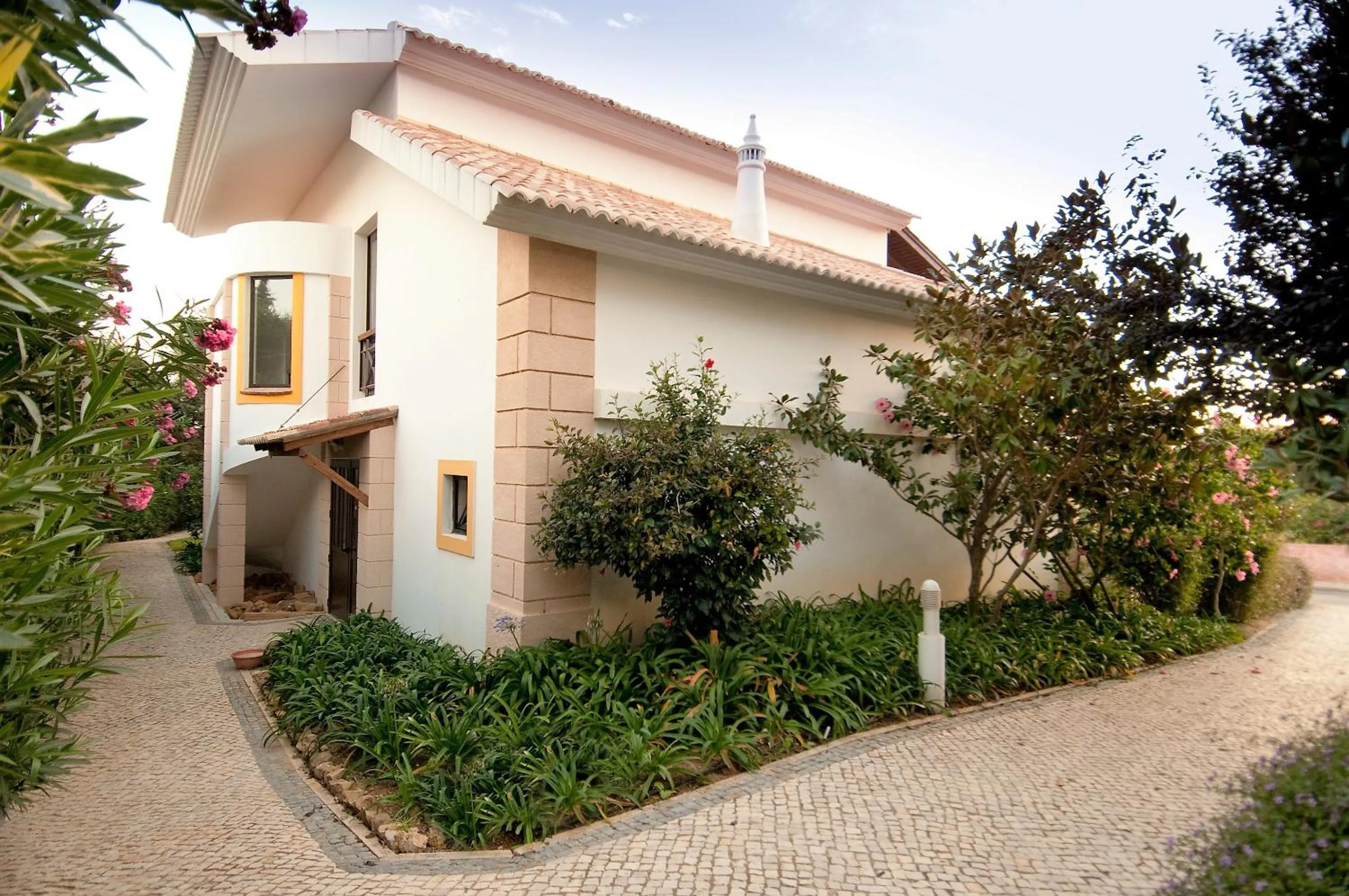 Area and facilities in Luzmar Villas