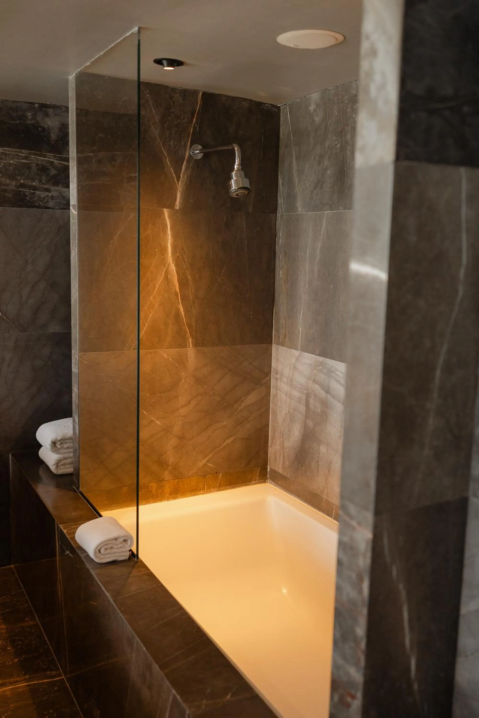 Bath in Habita Monterrey, a Member of Design Hotels