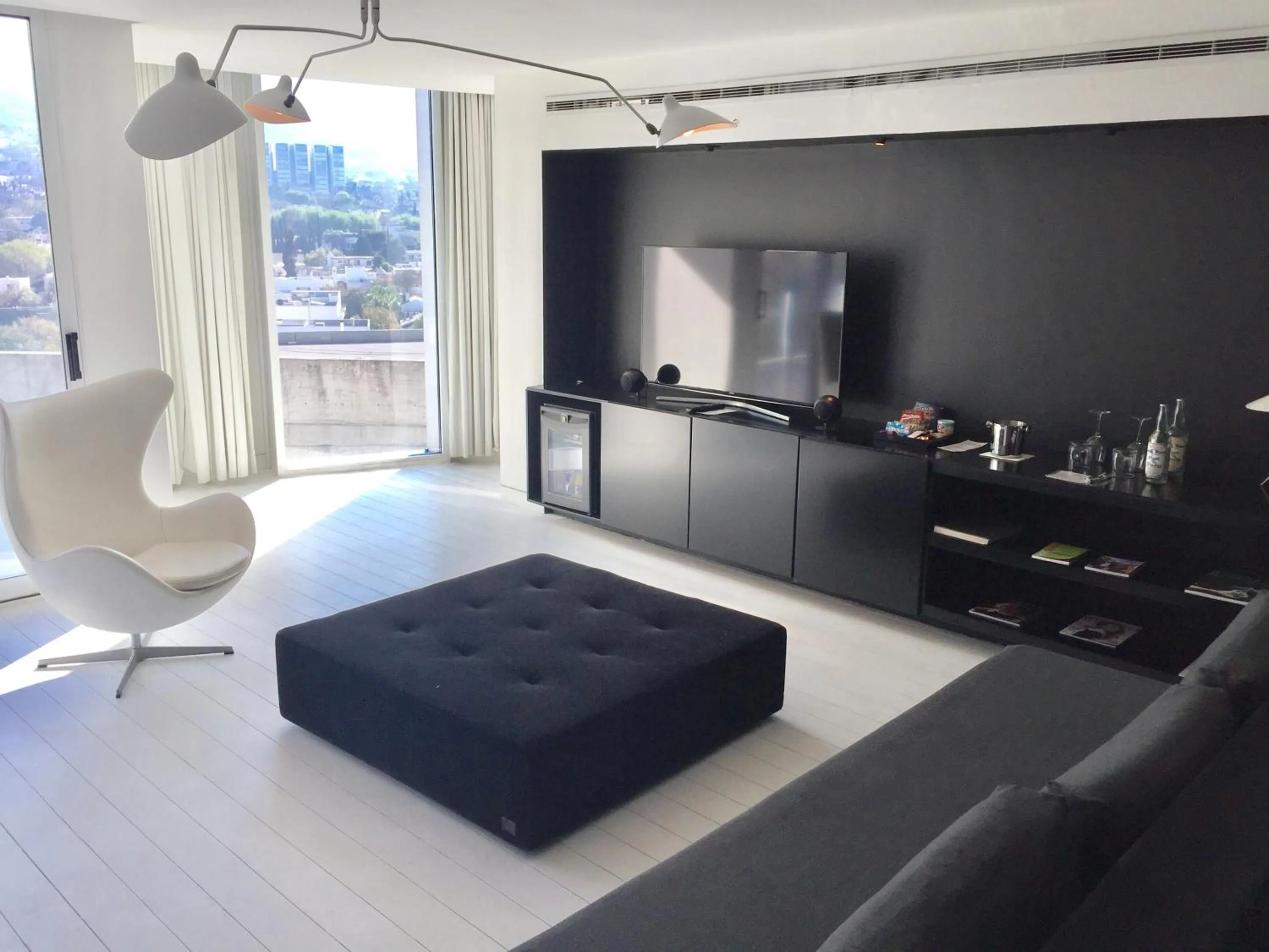 TV and multimedia in Habita Monterrey, a Member of Design Hotels