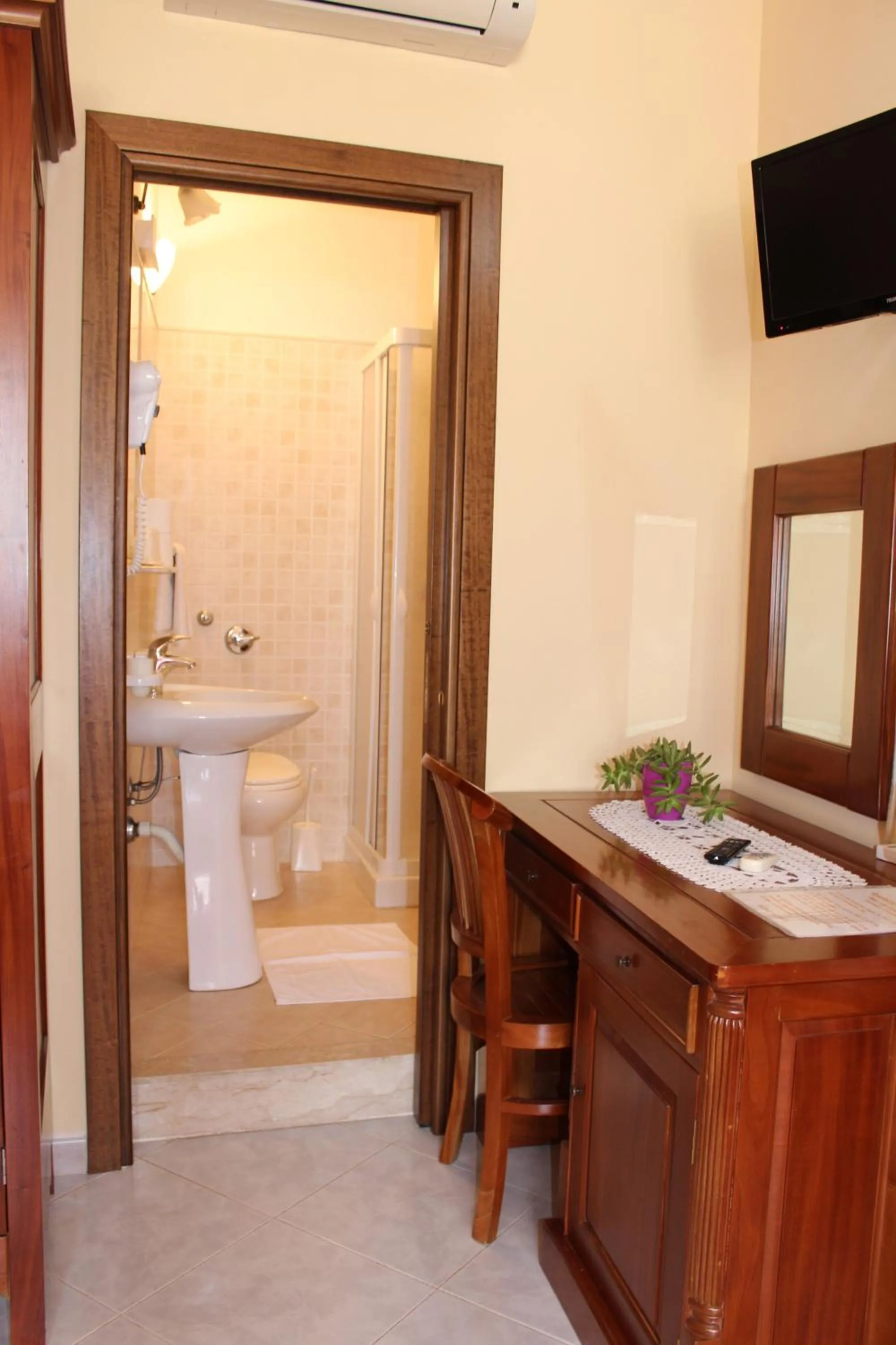 Toilet in Raggio di Sole Bed & Breakfast