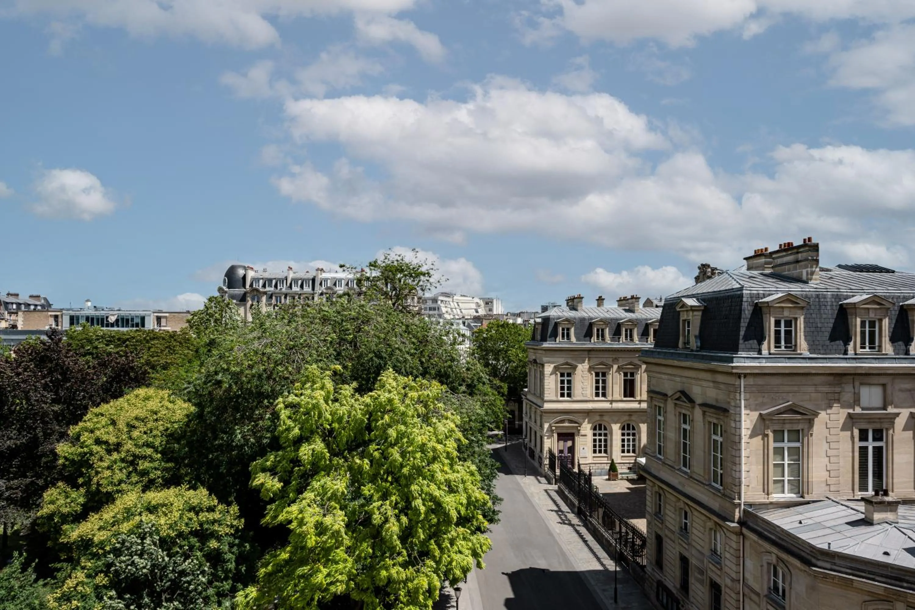 City view in La Chambre du Marais