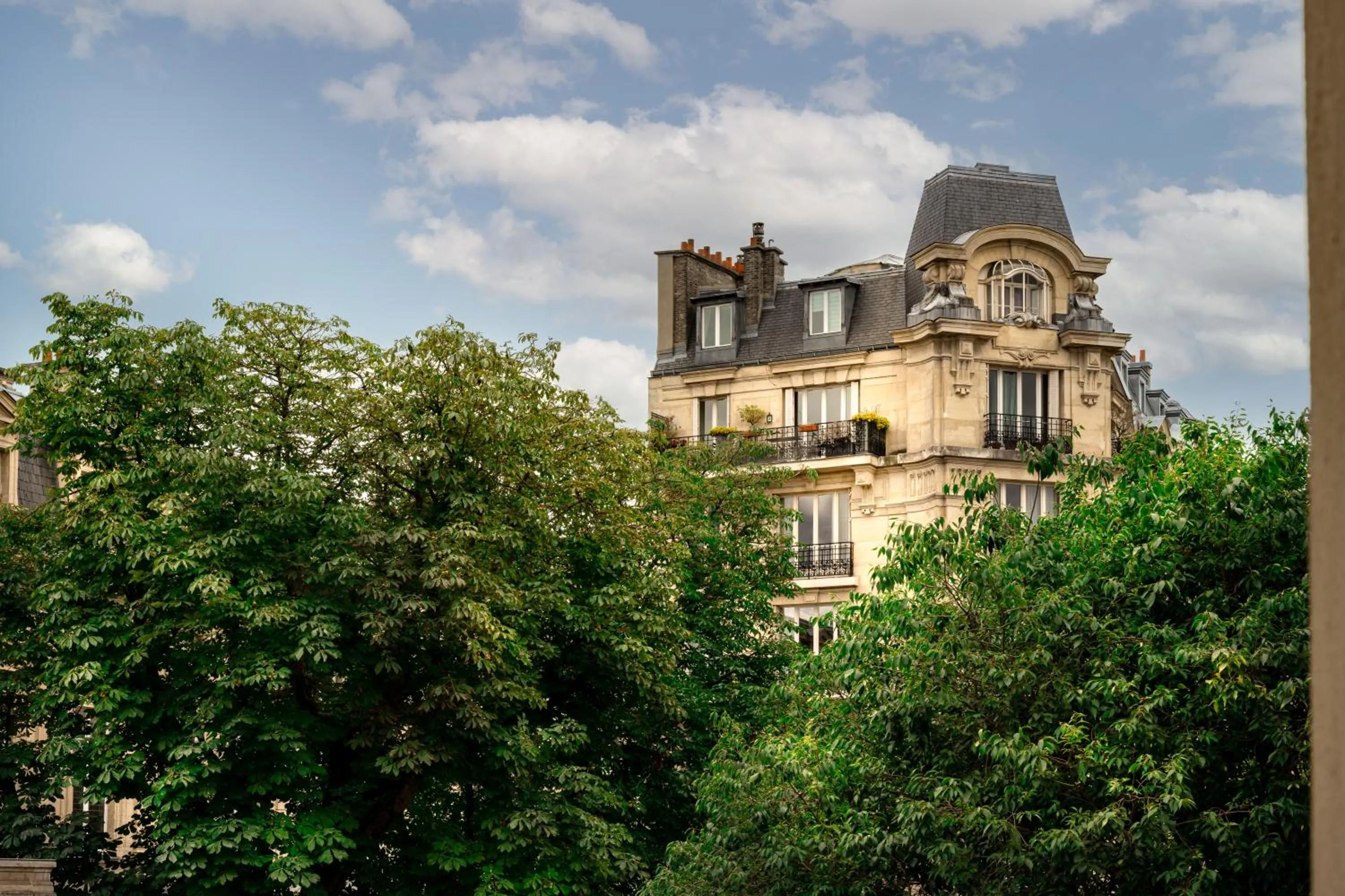 City view in La Chambre du Marais