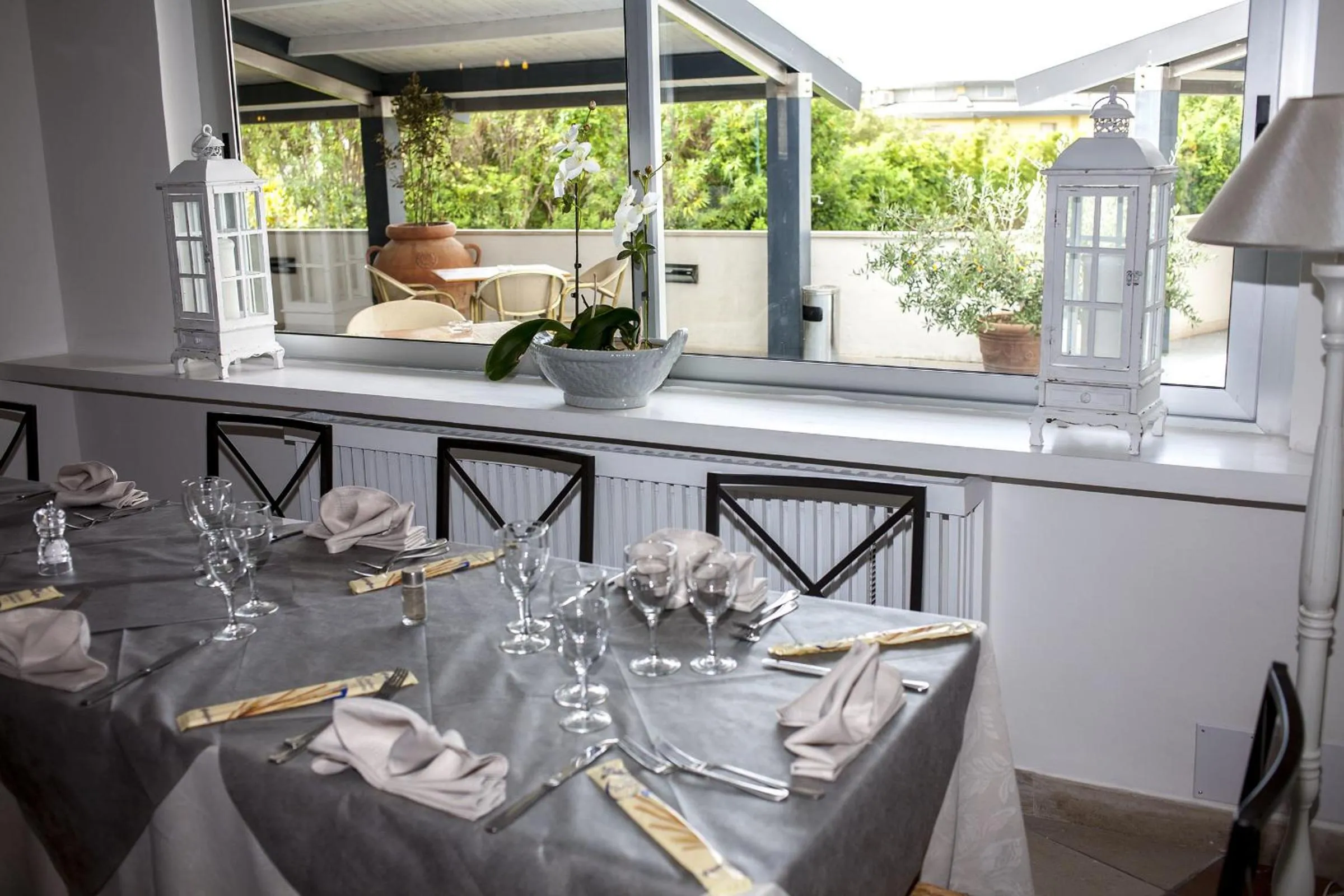 Restaurant/places to eat in Hotel Enterprise