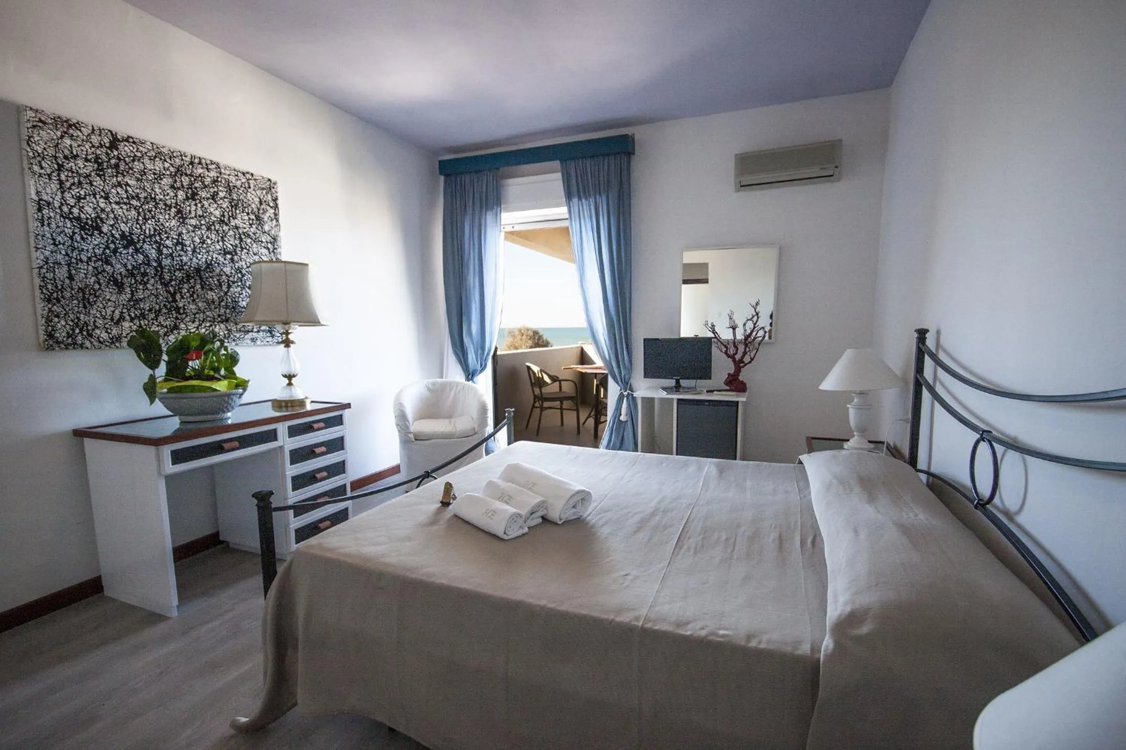 Day, Bed in Hotel Enterprise