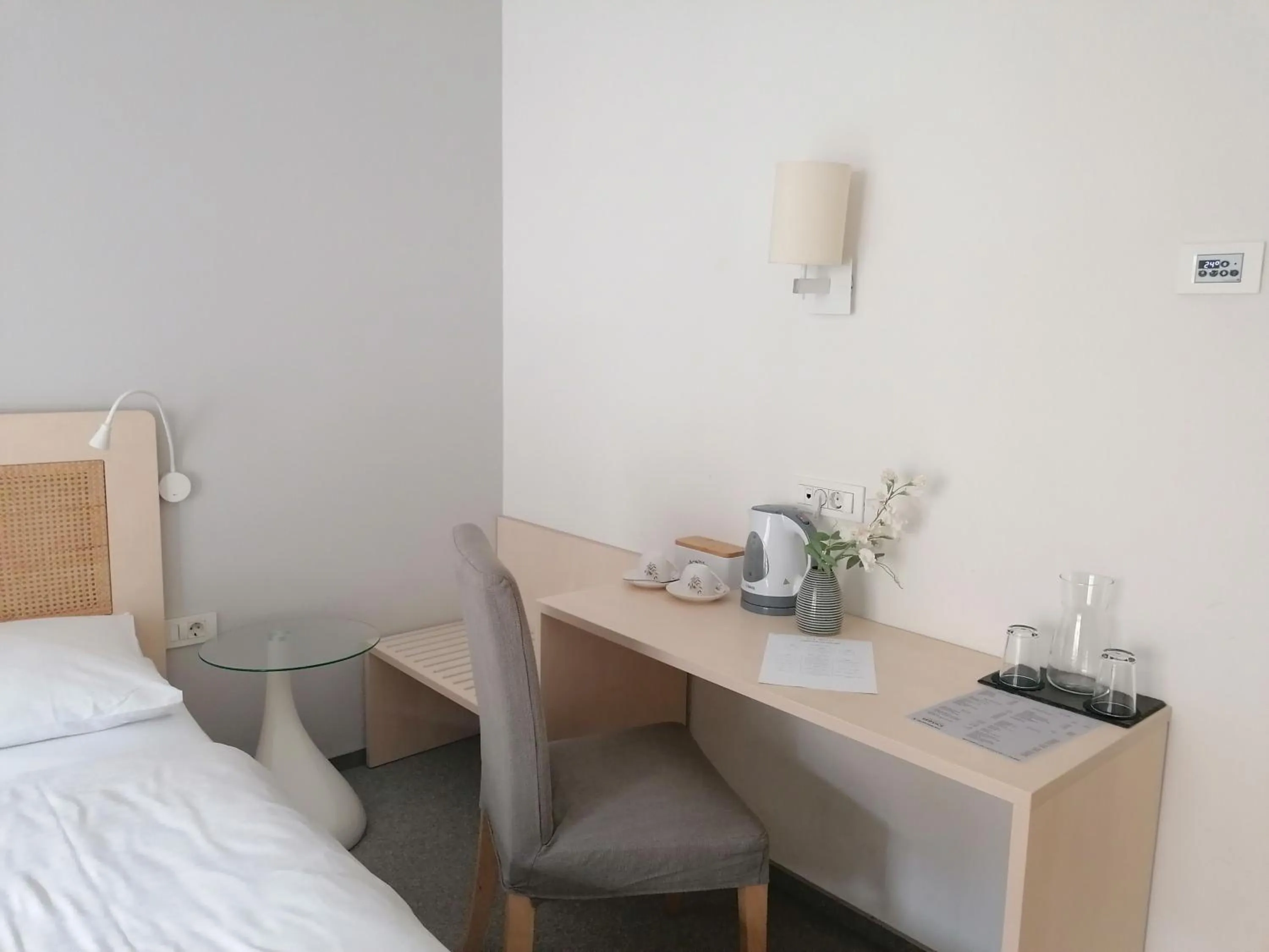 Coffee/tea facilities, Bed in Art Hotel