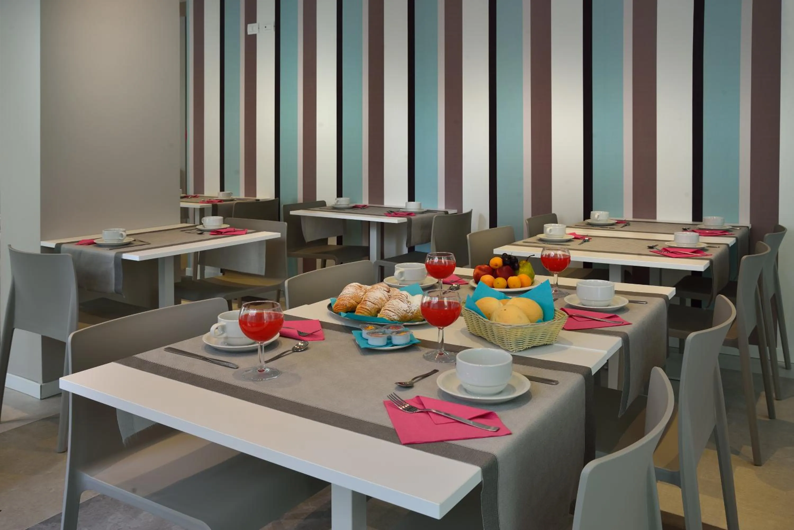 Restaurant/places to eat in Embassy Hotel & Spa