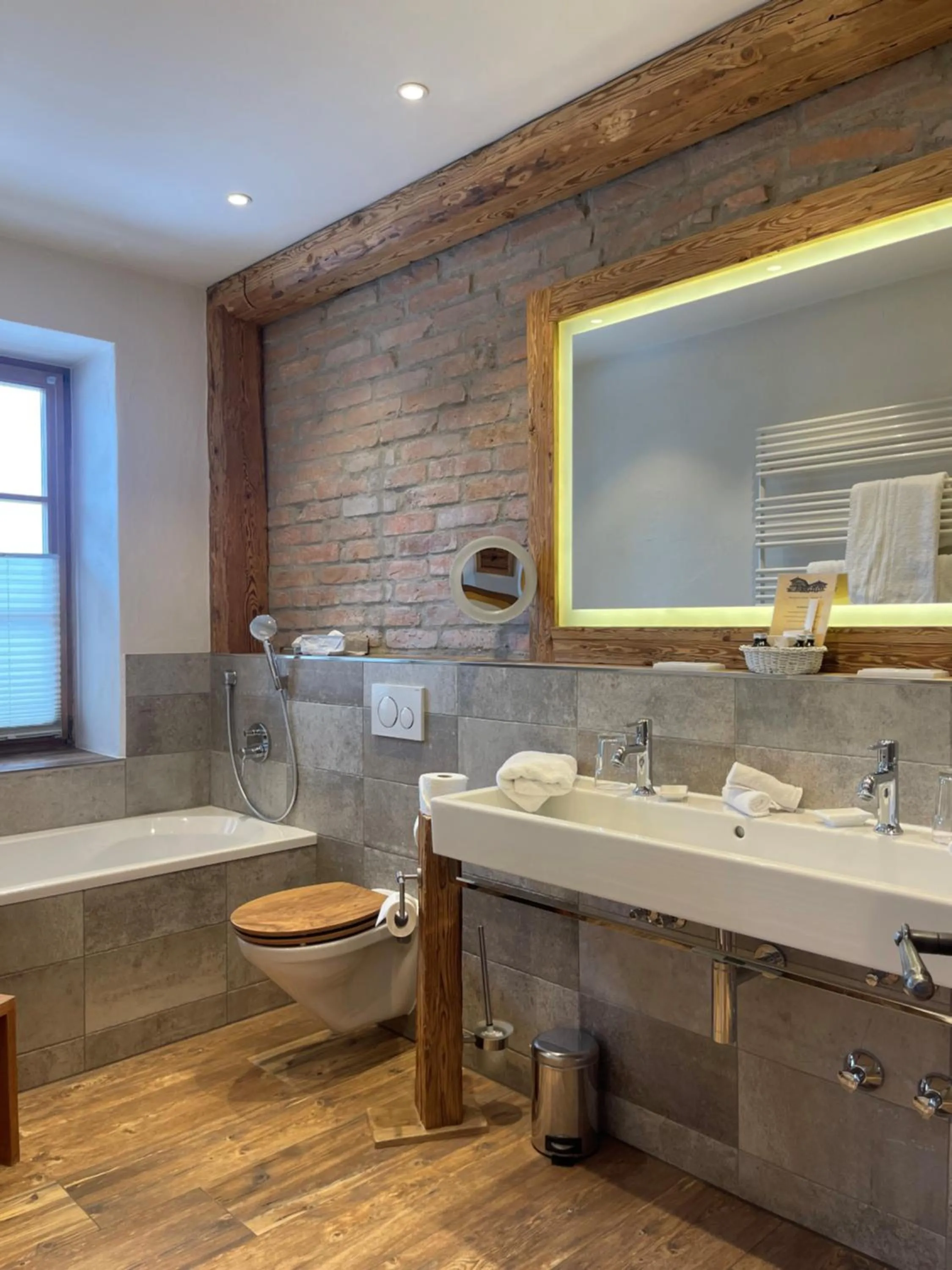 Shower in Hotel Maier zum Kirschner