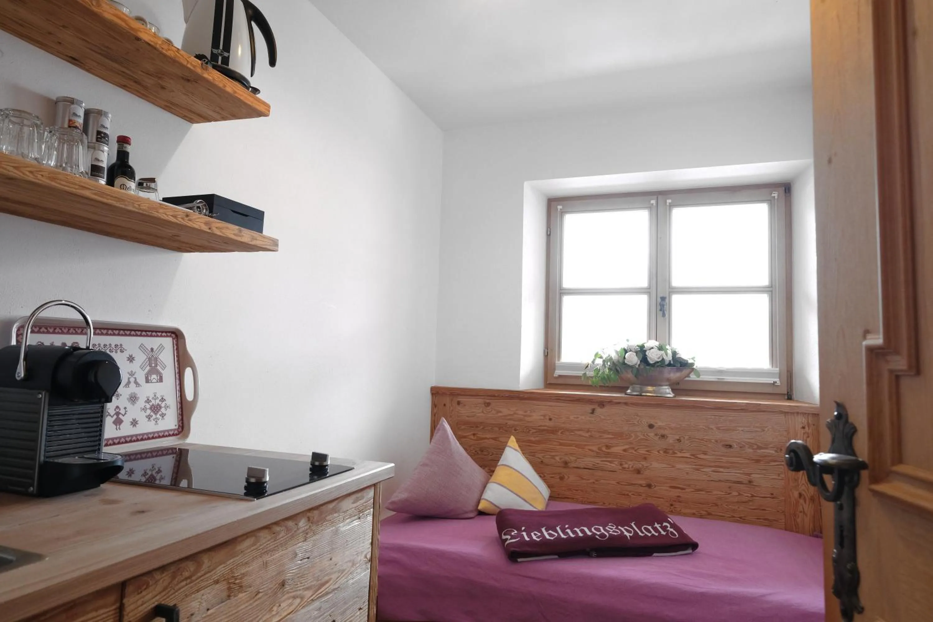 Coffee/tea facilities, Bed in Hotel Maier zum Kirschner