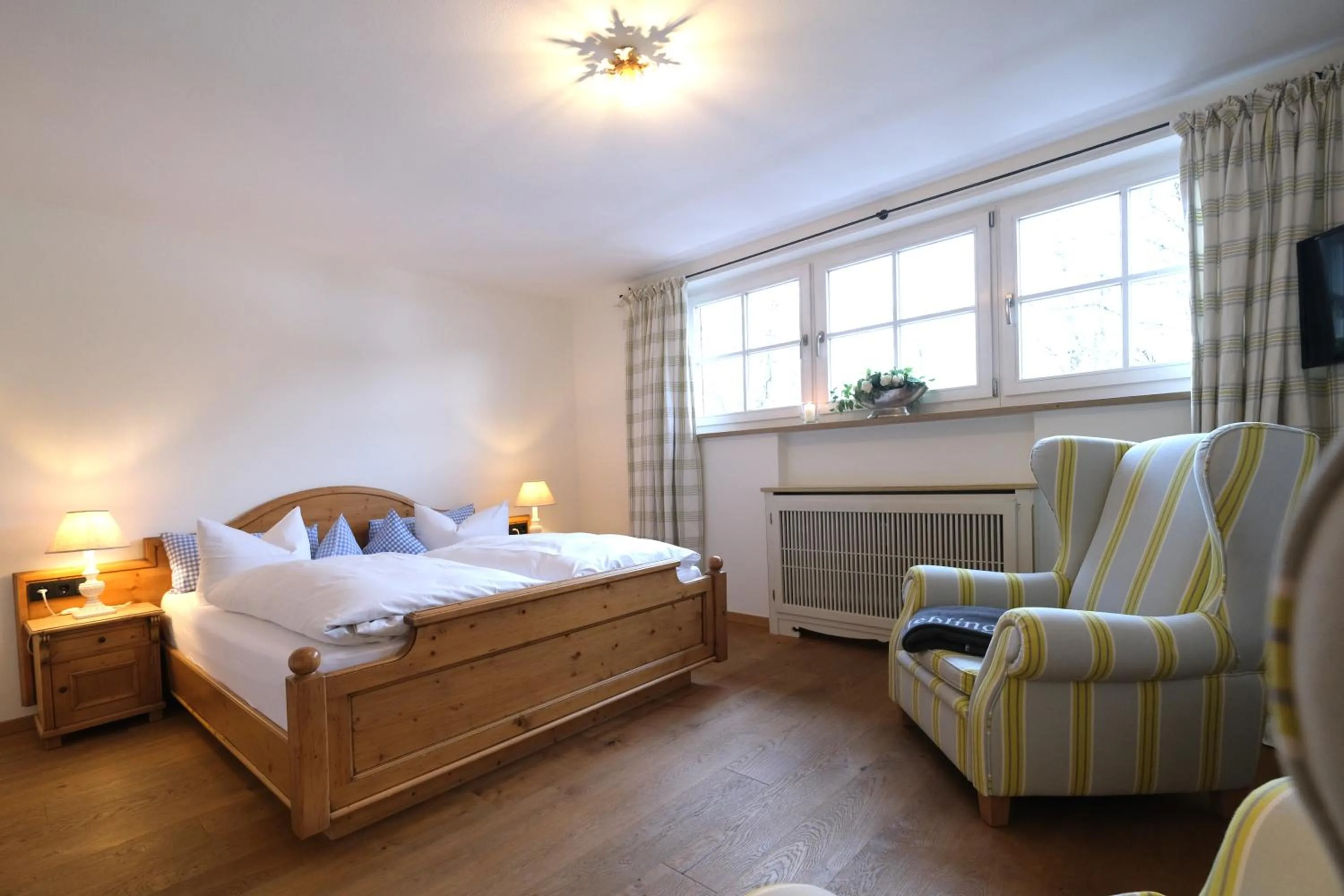 Bed in Hotel Maier zum Kirschner