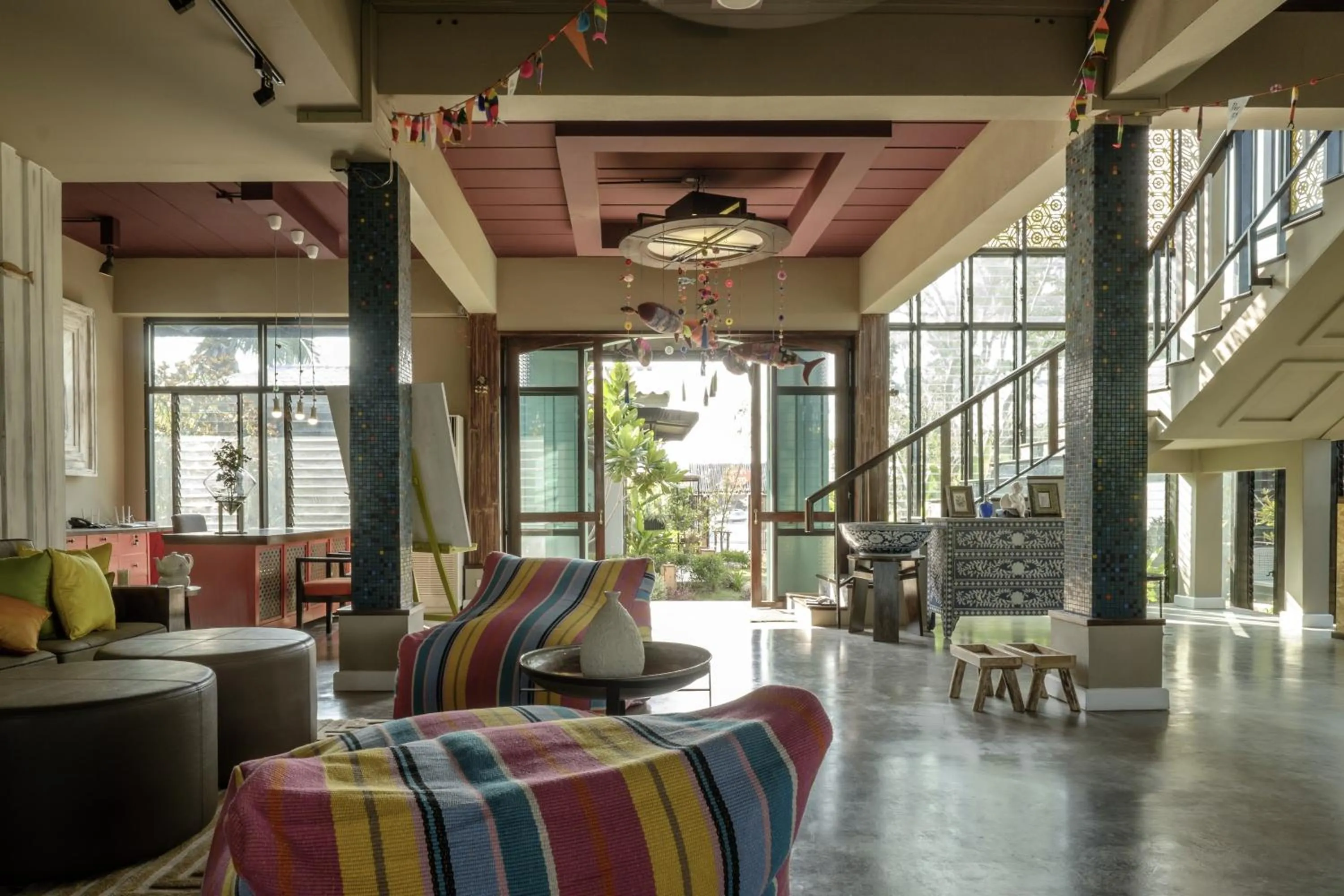 Communal lounge/ TV room in Amphawa Caza Platuu