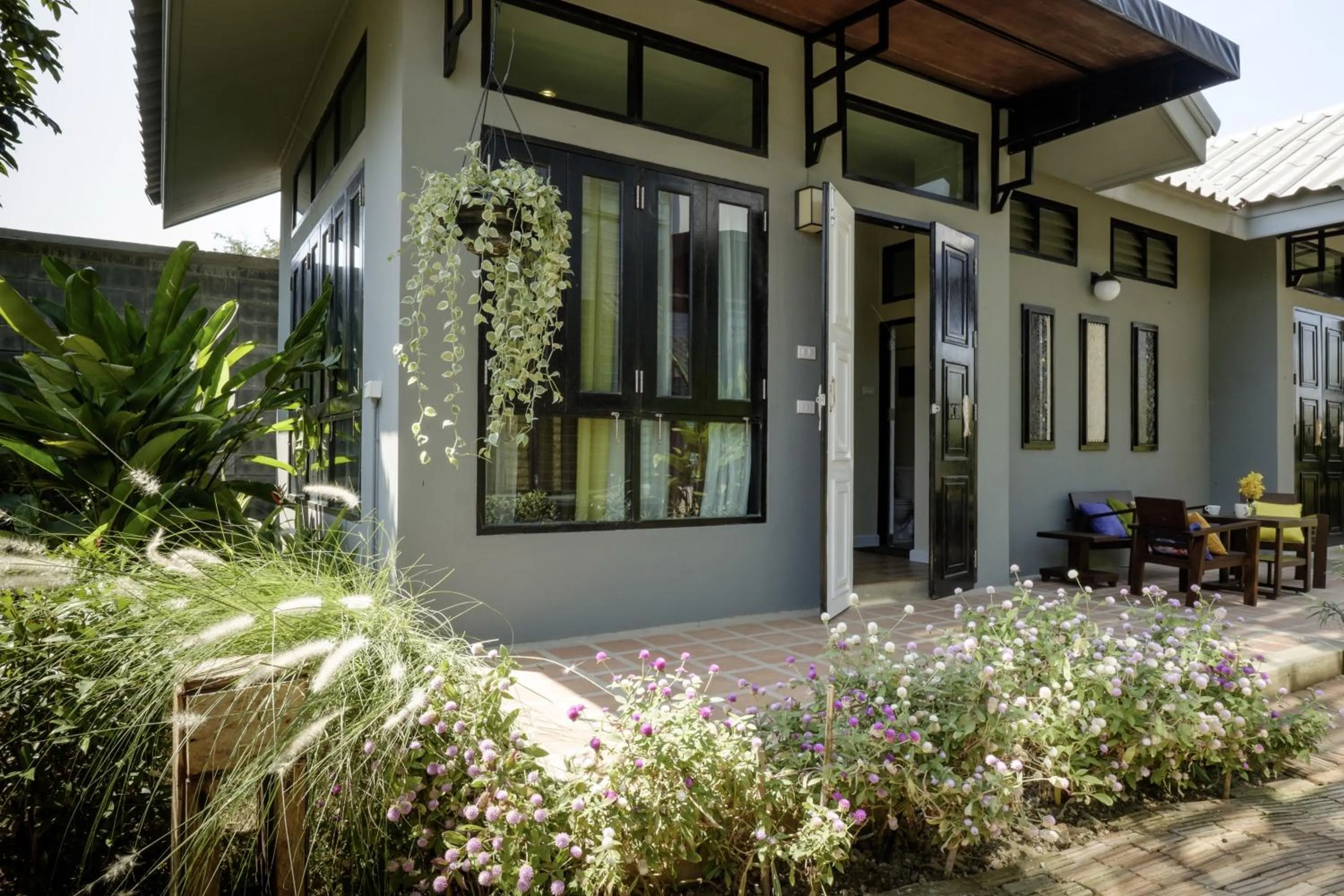 Facade/entrance in Amphawa Caza Platuu