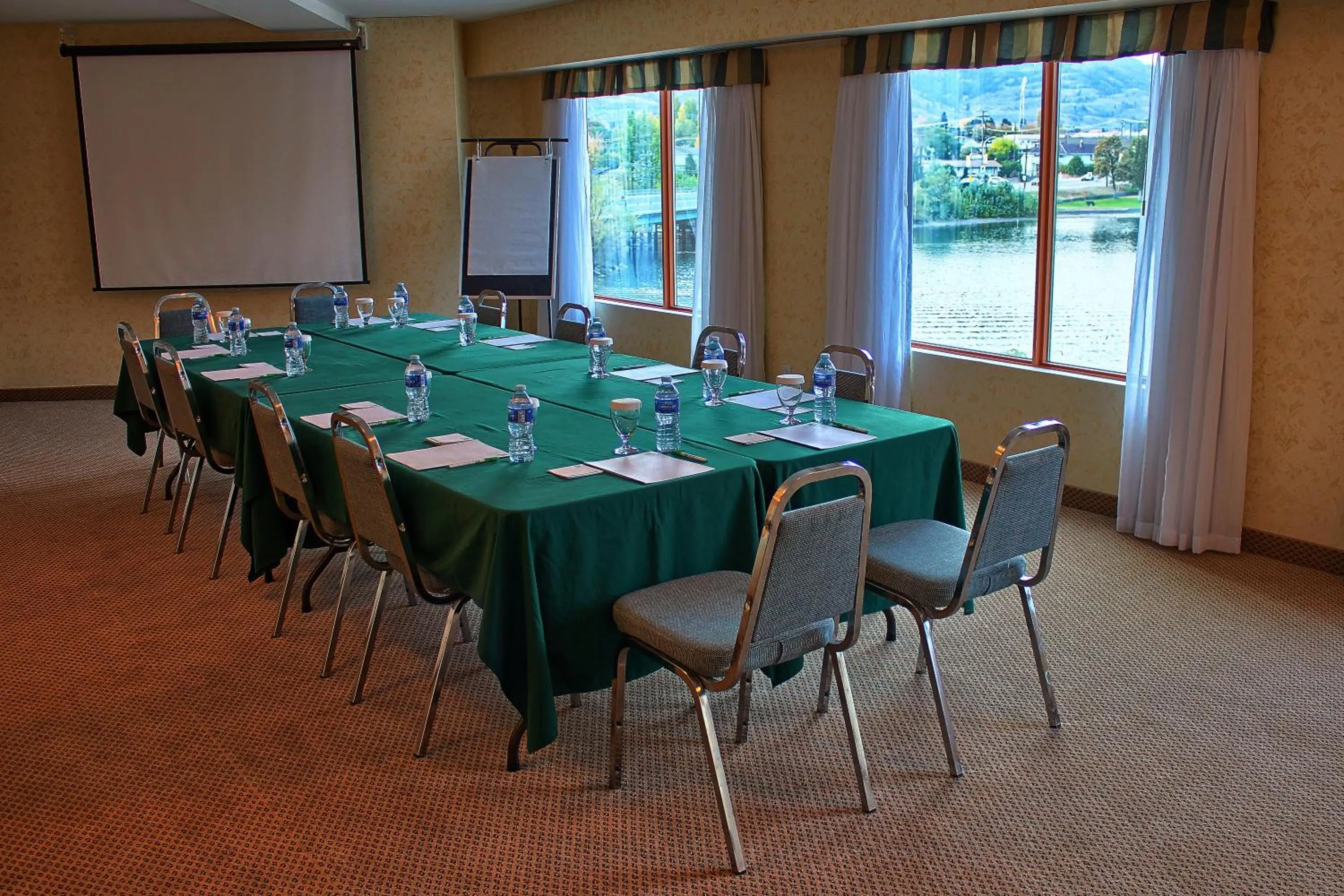 Meeting/conference room in Holiday Inn Hotel & Suites Osoyoos by IHG