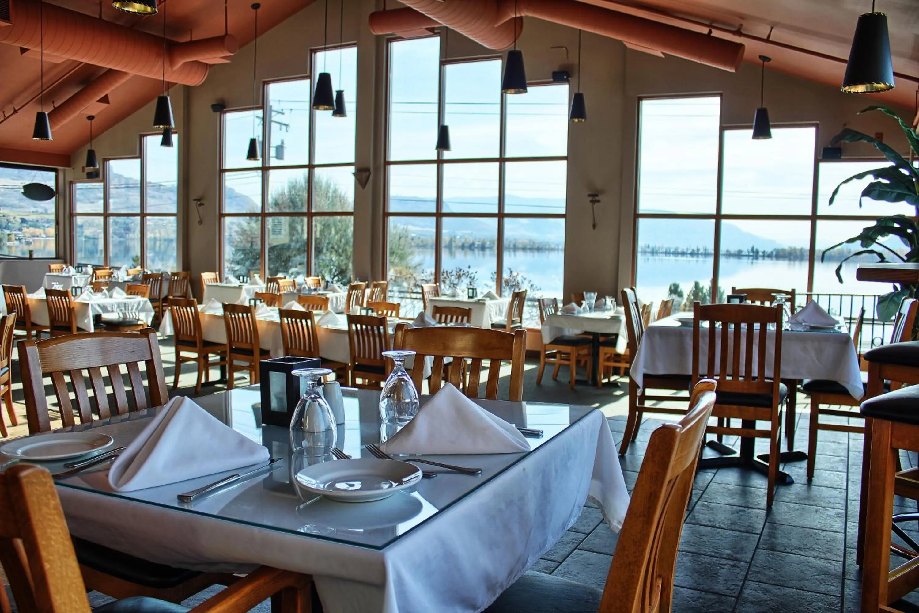 Restaurant/places to eat in Holiday Inn Hotel & Suites Osoyoos by IHG