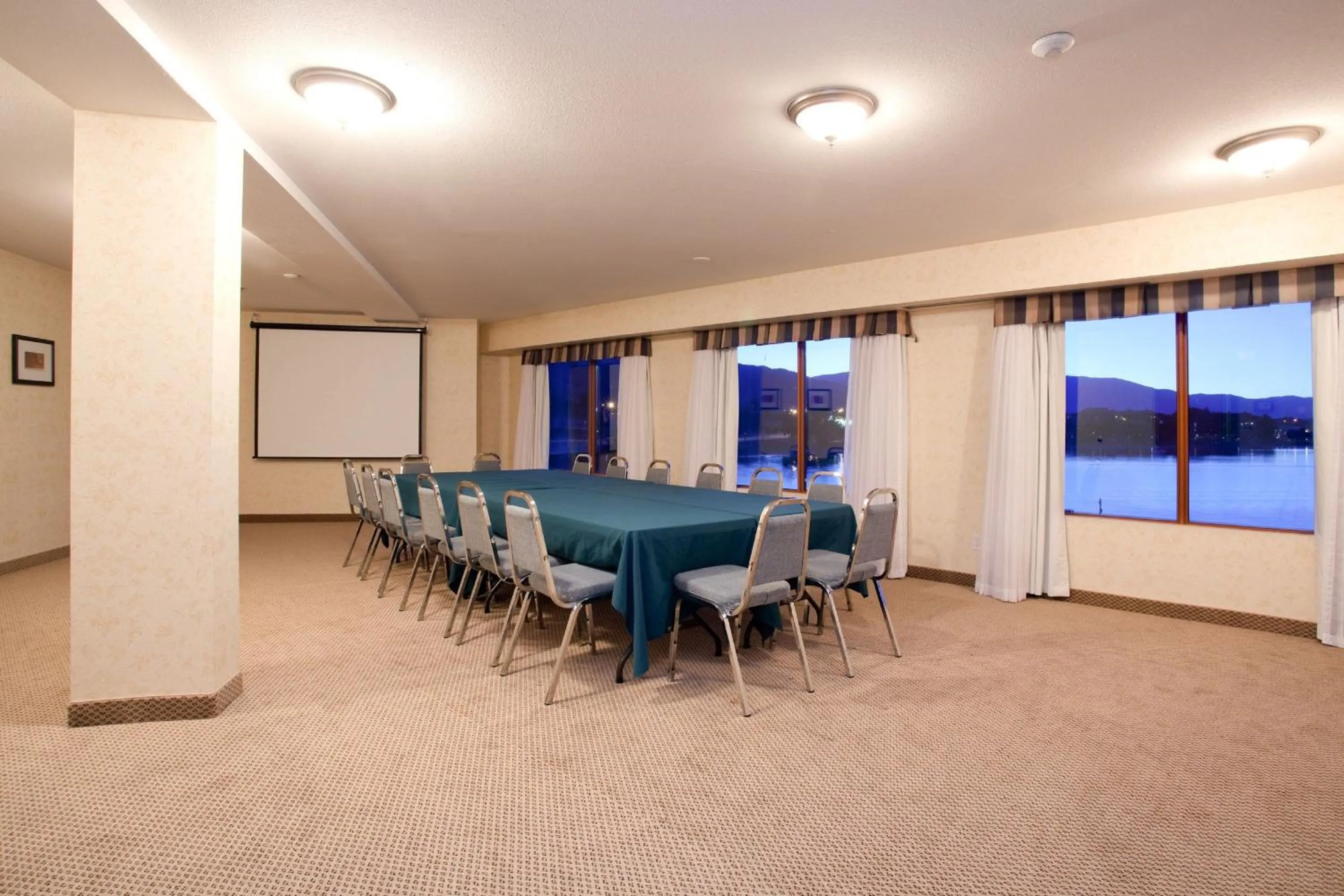Meeting/conference room in Holiday Inn Hotel & Suites Osoyoos by IHG