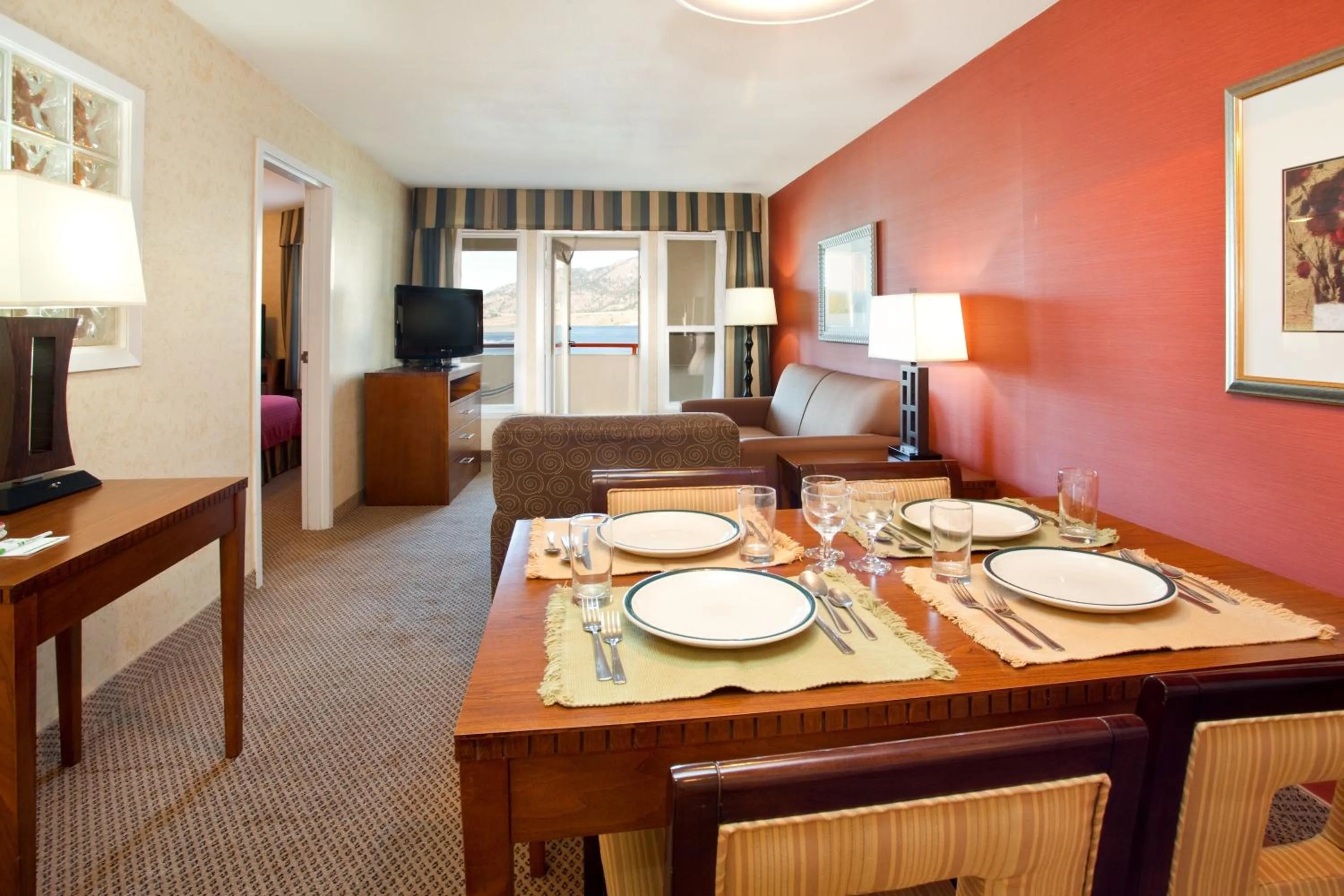 TV and multimedia in Holiday Inn Hotel & Suites Osoyoos by IHG