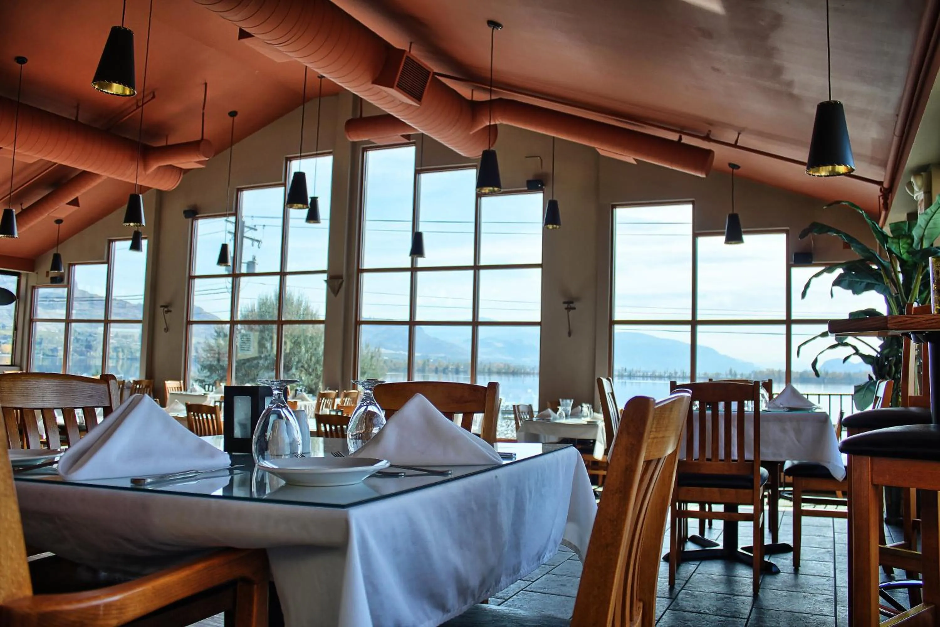 Restaurant/places to eat in Holiday Inn Hotel & Suites Osoyoos by IHG
