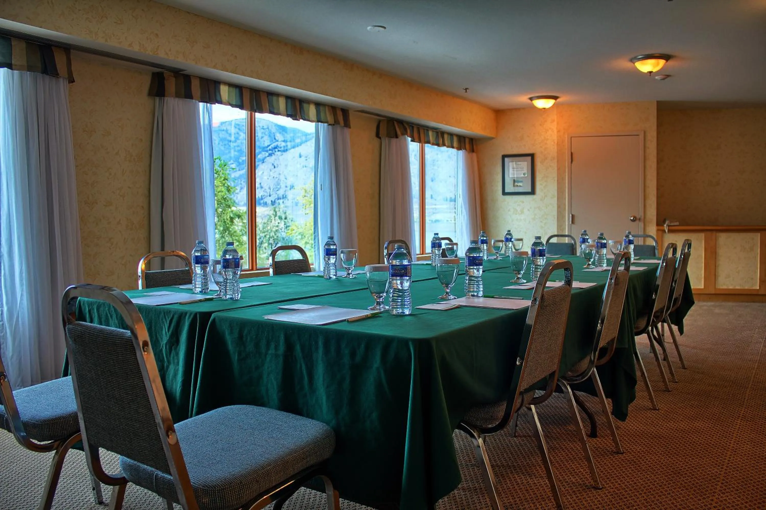 Meeting/conference room in Holiday Inn Hotel & Suites Osoyoos by IHG