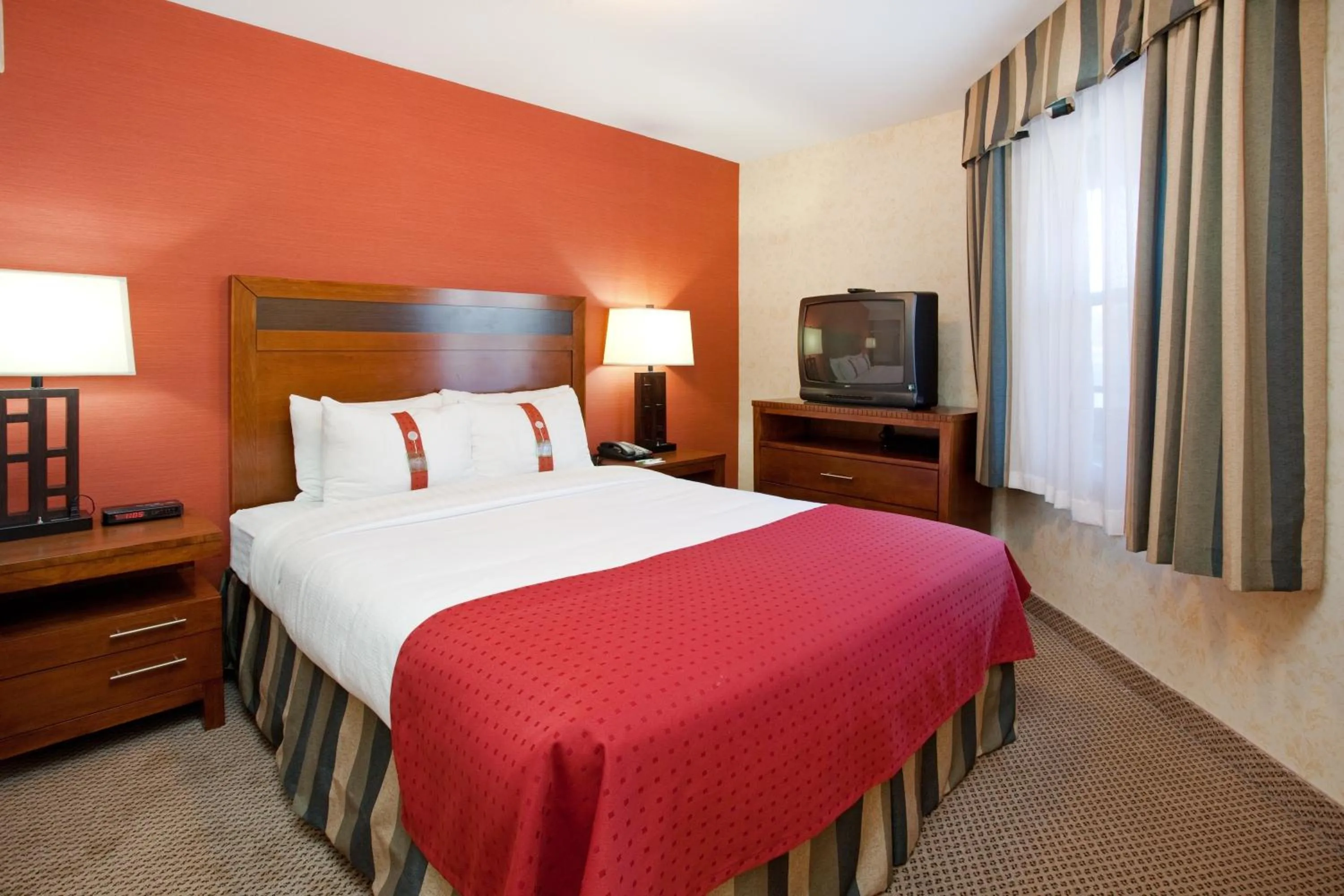Bed in Holiday Inn Hotel & Suites Osoyoos by IHG