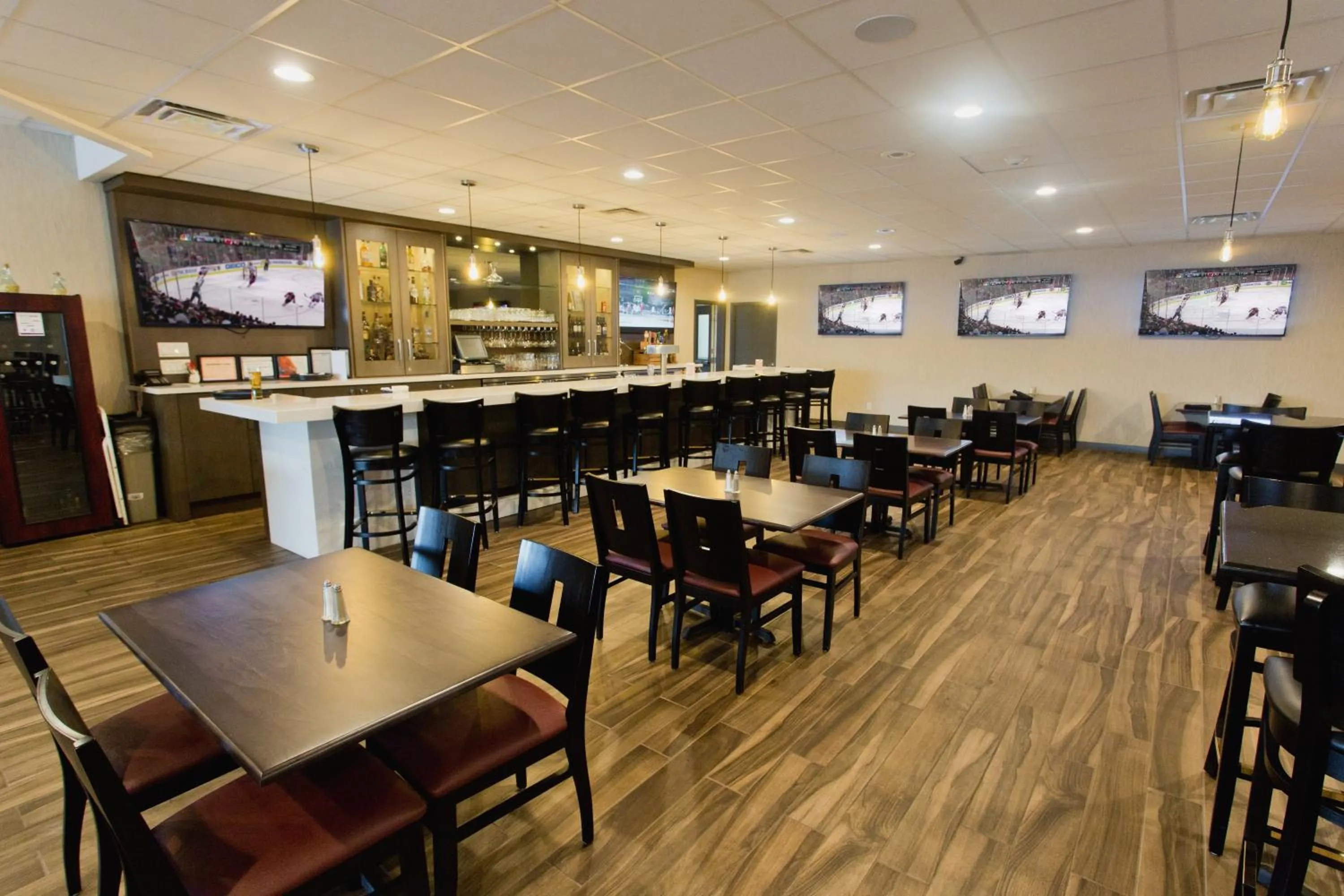 Lounge or bar in Holiday Inn Hotel Peterborough Waterfront by IHG
